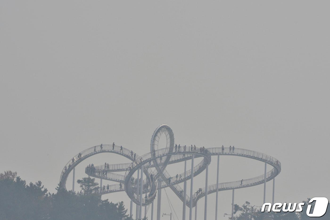본문 이미지 - 21일 경북 포항시 전역이 희뿌연 미세먼지에 덮인 가운데 북구 환호공원을 찾은 시민과 관광객들이 스페이스 워크를 체험하고 있다. 이날 오전 포항의 미세먼지 농도는 83㎍/㎥나쁨 수준을 기록했다.2021.11.21/뉴스1 ⓒ News1 최창호 기자