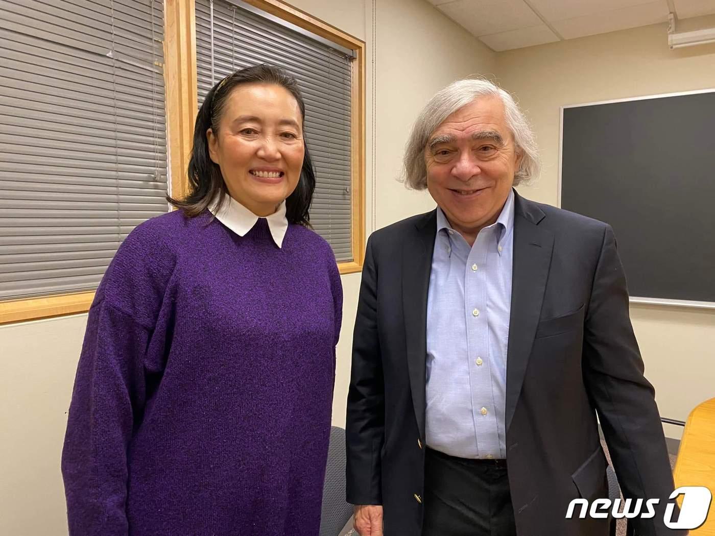 본문 이미지 - 박영선 전 중소벤처기업부 장관과 어니스트 모니즈 전 미 에너지부 장관.ⓒ 뉴스1(박영선 전 장관 페이스북 캡처)