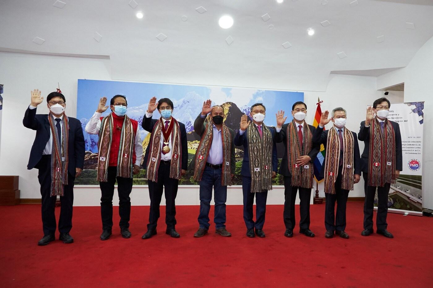 페루 현지에서 페루 친체로 공항 건설공사 착공식 기념사진을 촬영하고 있다. 윤영준 사장(오른쪽 세 번째)를 포함한 각 관계인사들이 촬영을 진행하고 있다.  / 현대건설 제공ⓒ 뉴스1