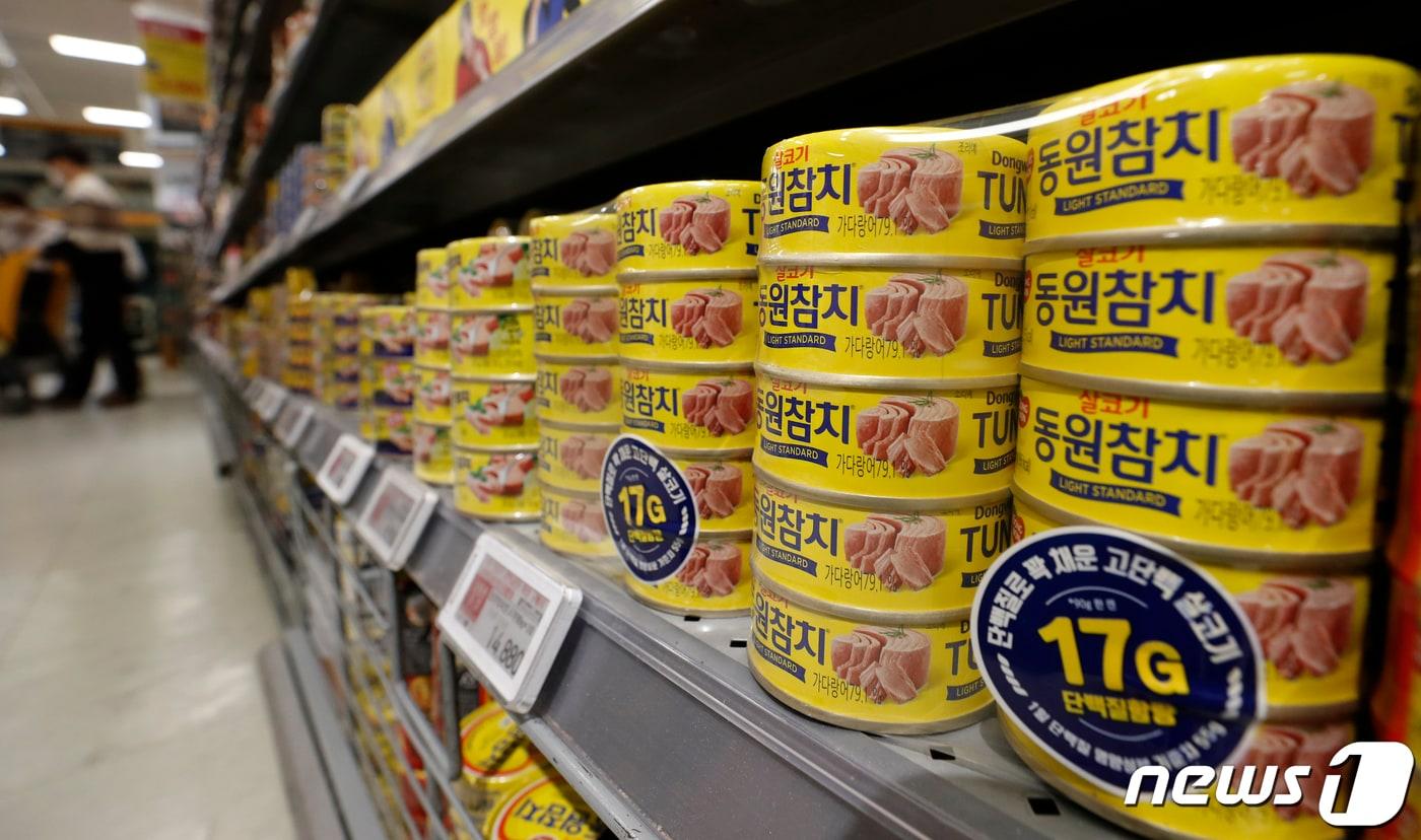 본문 이미지 - 서울 시내의 한 대형마트에 동원참치가 진열돼 있다. 2021.11.21 ⓒ 뉴스1 이승배 기자