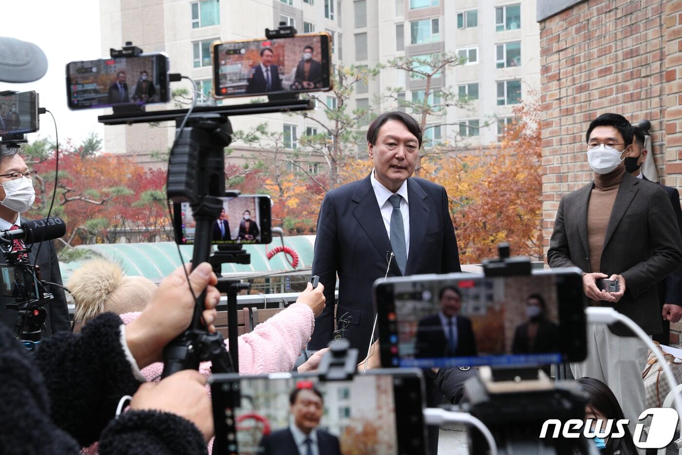 본문 이미지 - 윤석열 국민의힘 대선 후보가 21일 오후 서울 용산구 김한길 전 민주당 대표 사무실에서 김 전 대표와 회동한 후 취재진의 질문에 답하고 있다. 2021.11.21/뉴스1 ⓒ News1 국회사진취재단