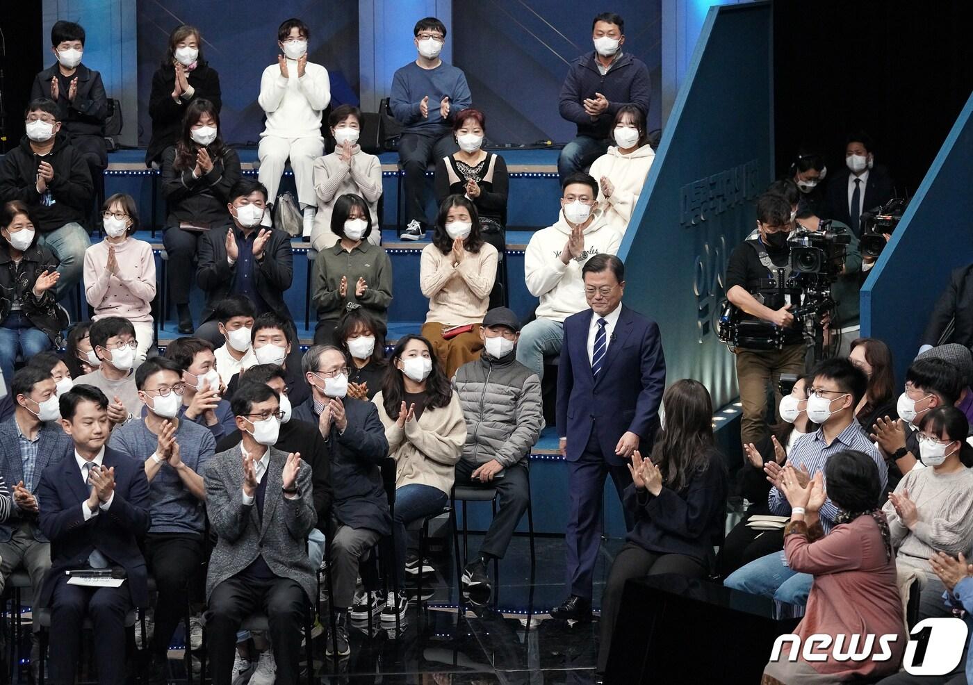본문 이미지 - 문재인 대통령이 21일 저녁 서울 여의도 KBS에서 열린 2021 국민과의 대화 '일상으로'에 입장하고 있다. 2021.11.21/뉴스1 ⓒ News1 유승관 기자