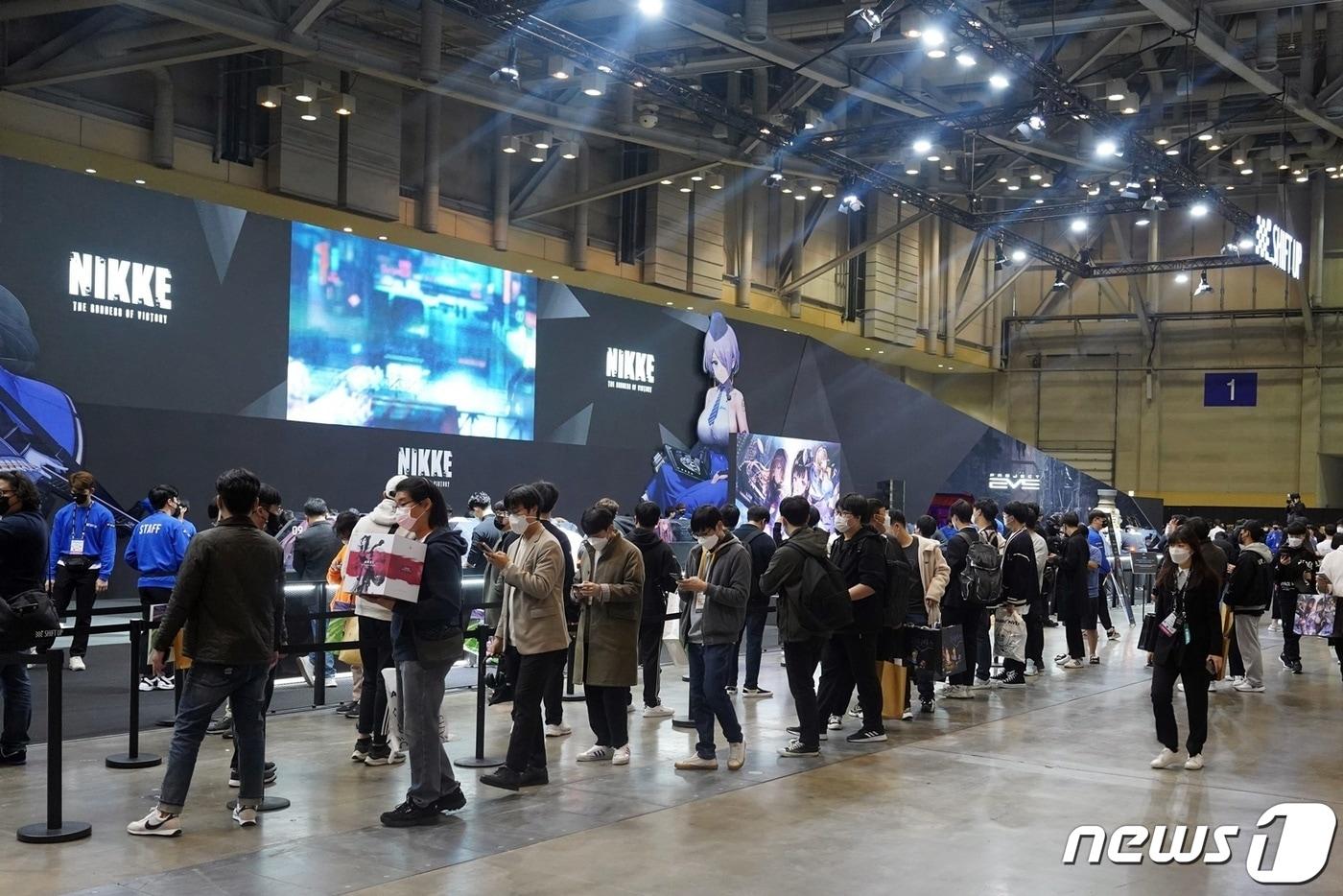 부산 해운대구 벡스코 제1전시장에서 열린 국제게임전시대회 &#39;지스타&#39;를 찾은 관람객들이 시트프업 부스에서 신작 체험을 위해 대기하고 있다. &#40;시프트업 제공&#41; ⓒ 뉴스1