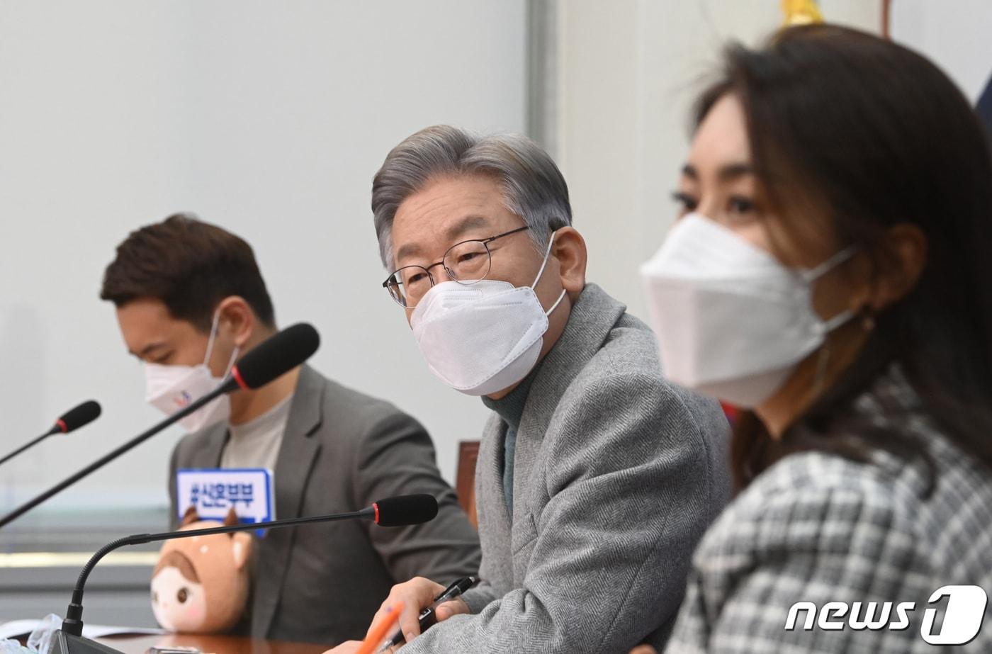 본문 이미지 - 이재명 더불어민주당 대선 후보가 22일 오전 국회에서 열린 더불어민주당 제1차 전국민 대전환 선거대책위원회의에서 참석자들의 발언을 경청하고 있다. 2021.11.22/뉴스1 ⓒ News1 오대일 기자