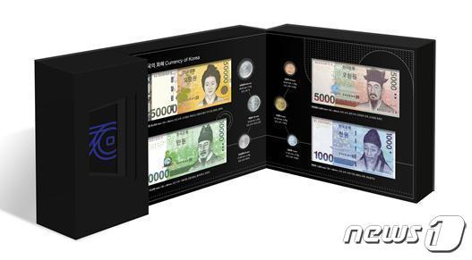 본문 이미지 - 한국조폐공사는 22일부터 12월 3일까지 조폐공사 창립 70주년을 기념해 출시된 ‘한국의 화폐’ 세트를 예약 판매한다. 조폐공사 온라인 쇼핑몰, Hmall과 풍산화동양행에서 접수를 받는다.ⓒ 뉴스1