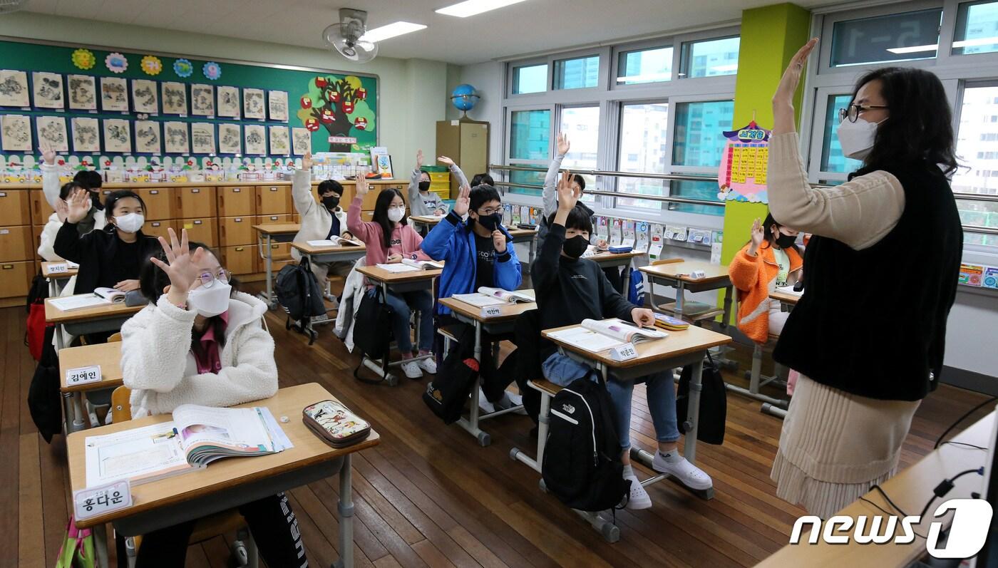 본문 이미지 - 전국 초·중·고등학교 전면 등교가 시행된 지난달 22일 대전 둔산초등학교 5학년 교실에서 학생들이 수업을 듣고 있다. 2021.11.22/뉴스1 ⓒ News1 김기태 기자