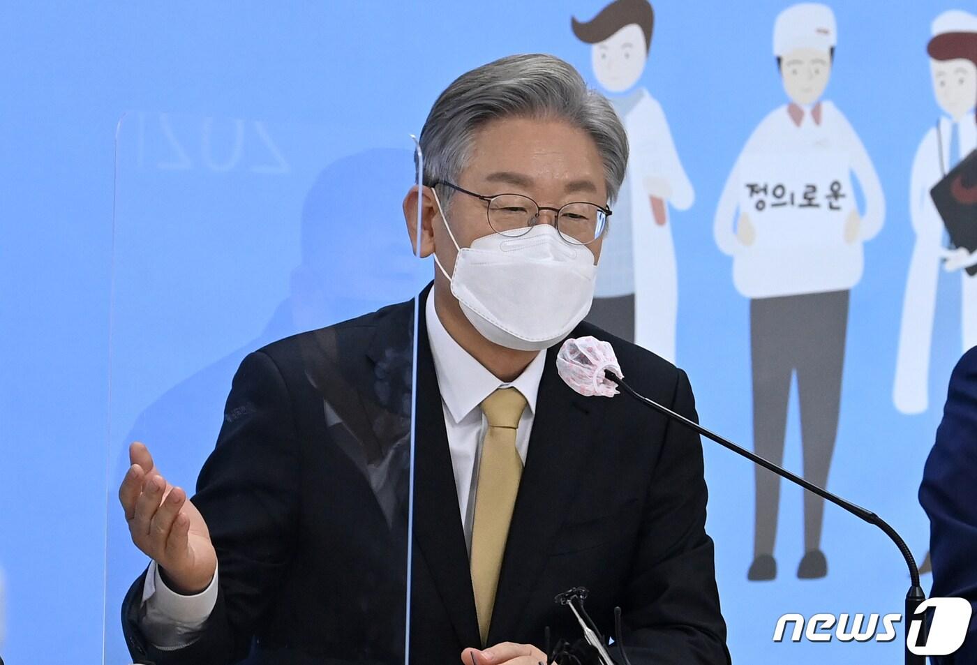 본문 이미지 - 이재명 더불어민주당 대선 후보가 22일 오전 서울 영등포구 여의도동 한국노동조합총연맹에서 열린 간담회에서 모두발언을 하고 있다. 2021.11.22/뉴스1 ⓒ News1 오대일 기자