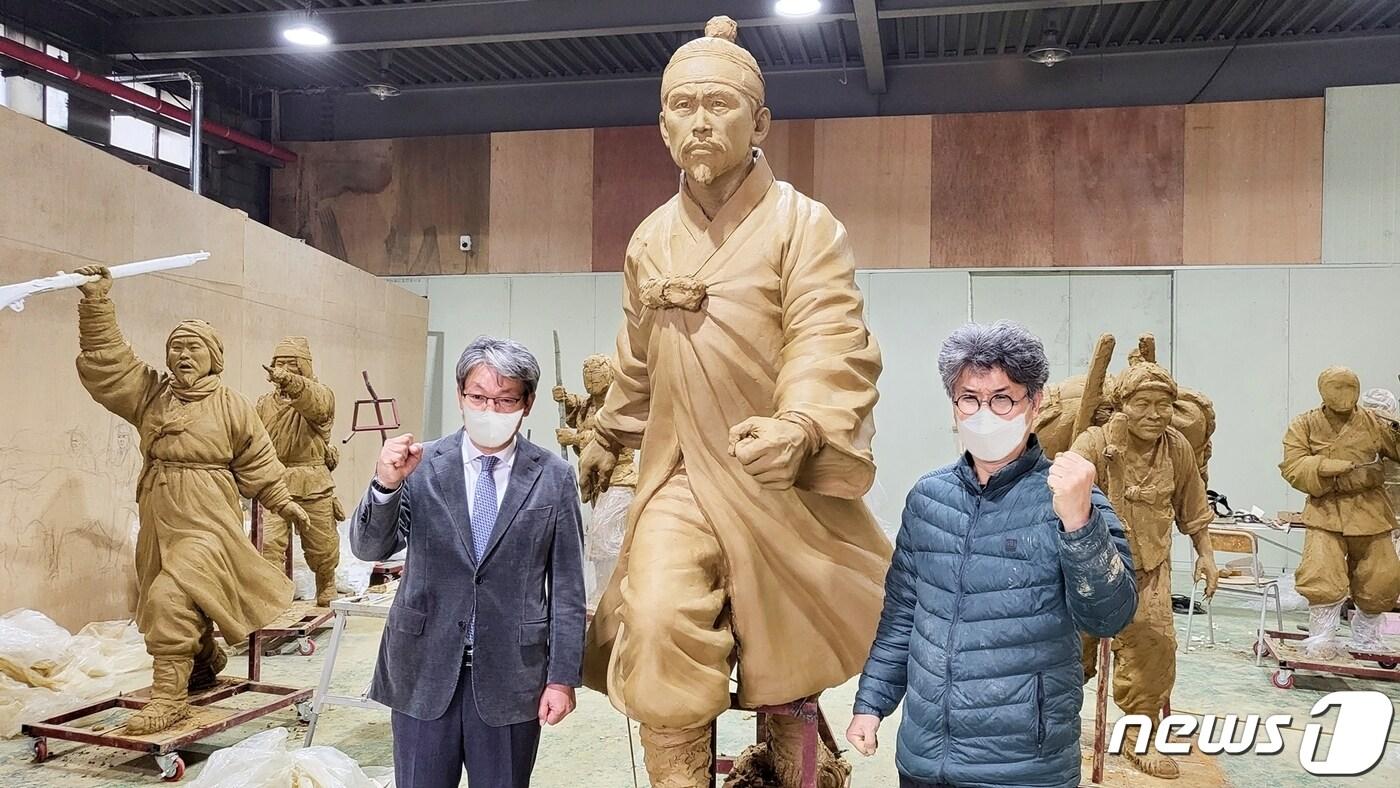 본문 이미지 - 전북 정읍시가 ‘제55회 황토현 동학농민혁명 기념제(5월7일)’를 앞두고 동학농민혁명 대상 후보자 추천을 받는다.  새로 제작되고 있는  전봉준 장군과 정읍동학농민혁명군 동상 앞에서 유진섭 시장(왼쪽)이 포즈를 취하고 있다. ⓒ 뉴스1