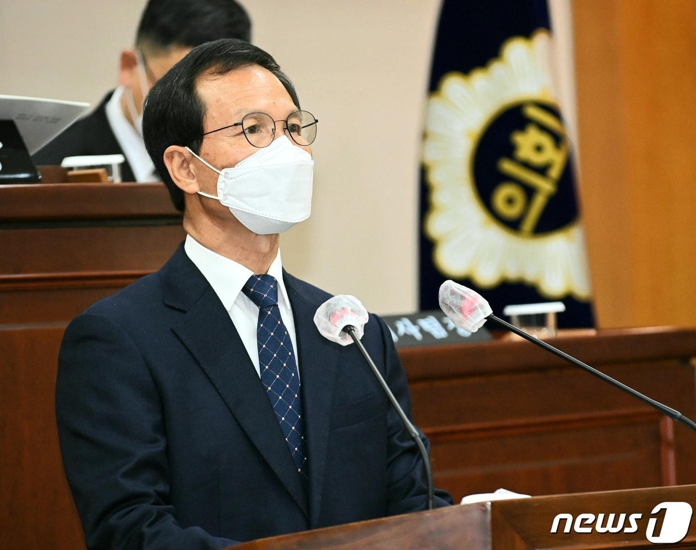 본문 이미지 - 22일 조병옥 충북 음성군수가 음성군의회에 2022년도 예산안을 제출하며 내년 군정 운영 방향에 대해 밝히고 있다.(음성군 제공)2021.11.22/ⓒ 뉴스1