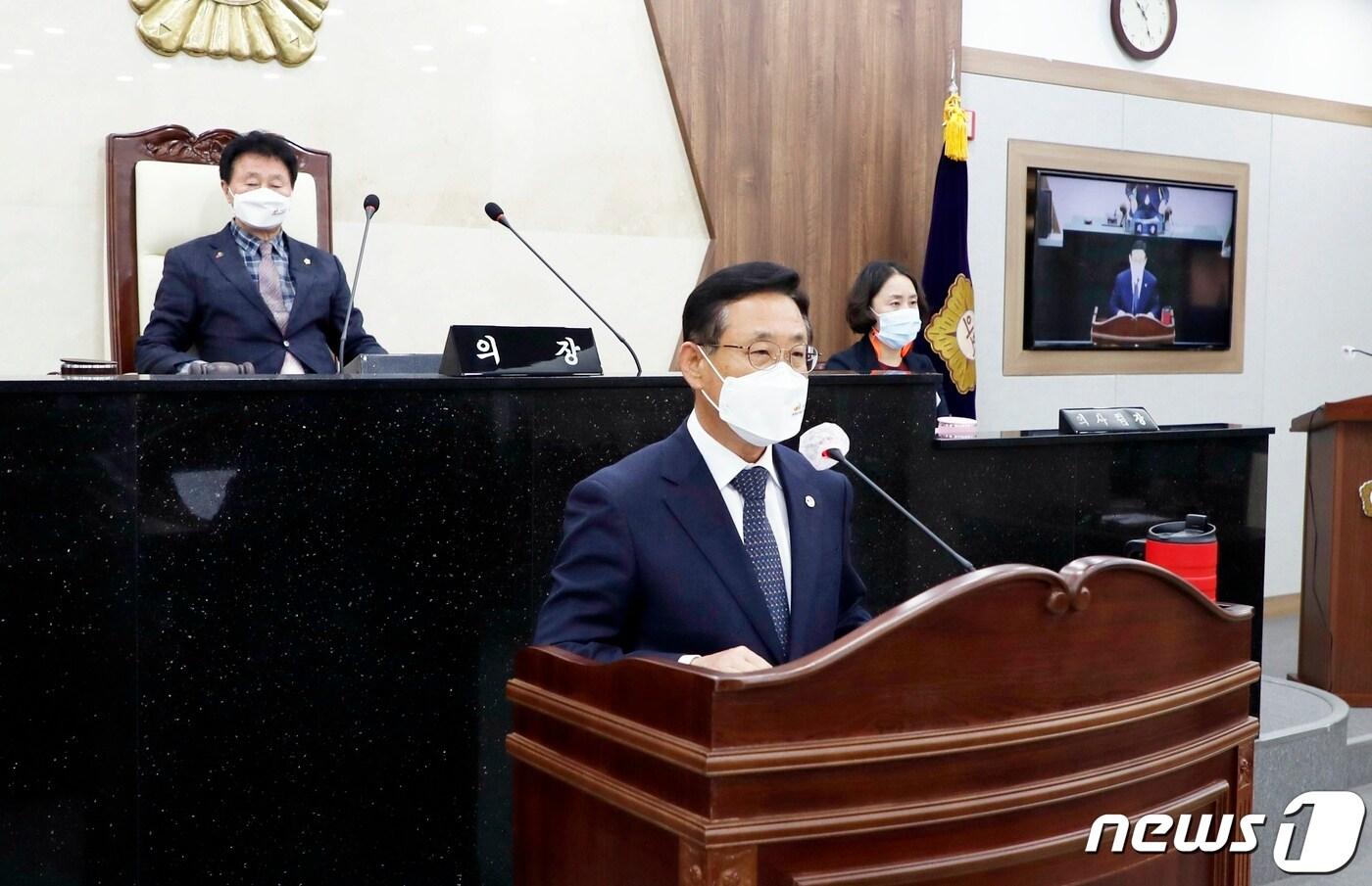 본문 이미지 - 이차영 괴산군수가 22일 열린 305회 2차 정례회에서 시정연설을 하고 있다.(괴산군 제공)ⓒ 뉴스1