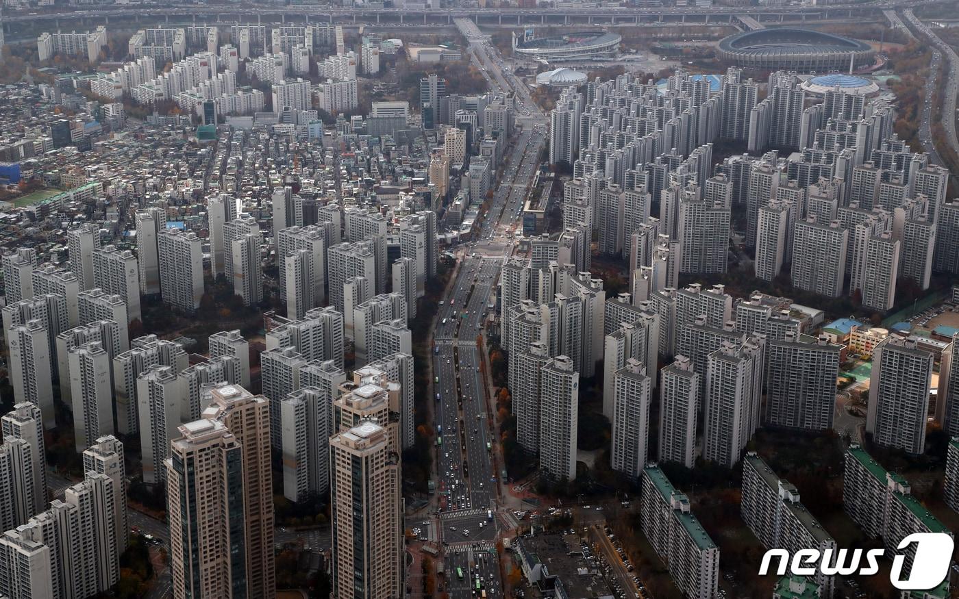 본문 이미지 -  서울 송파구 롯데월드타워에서 바라본 아파트 모습. 2021.11.22/뉴스1 ⓒ News1 김명섭 기자