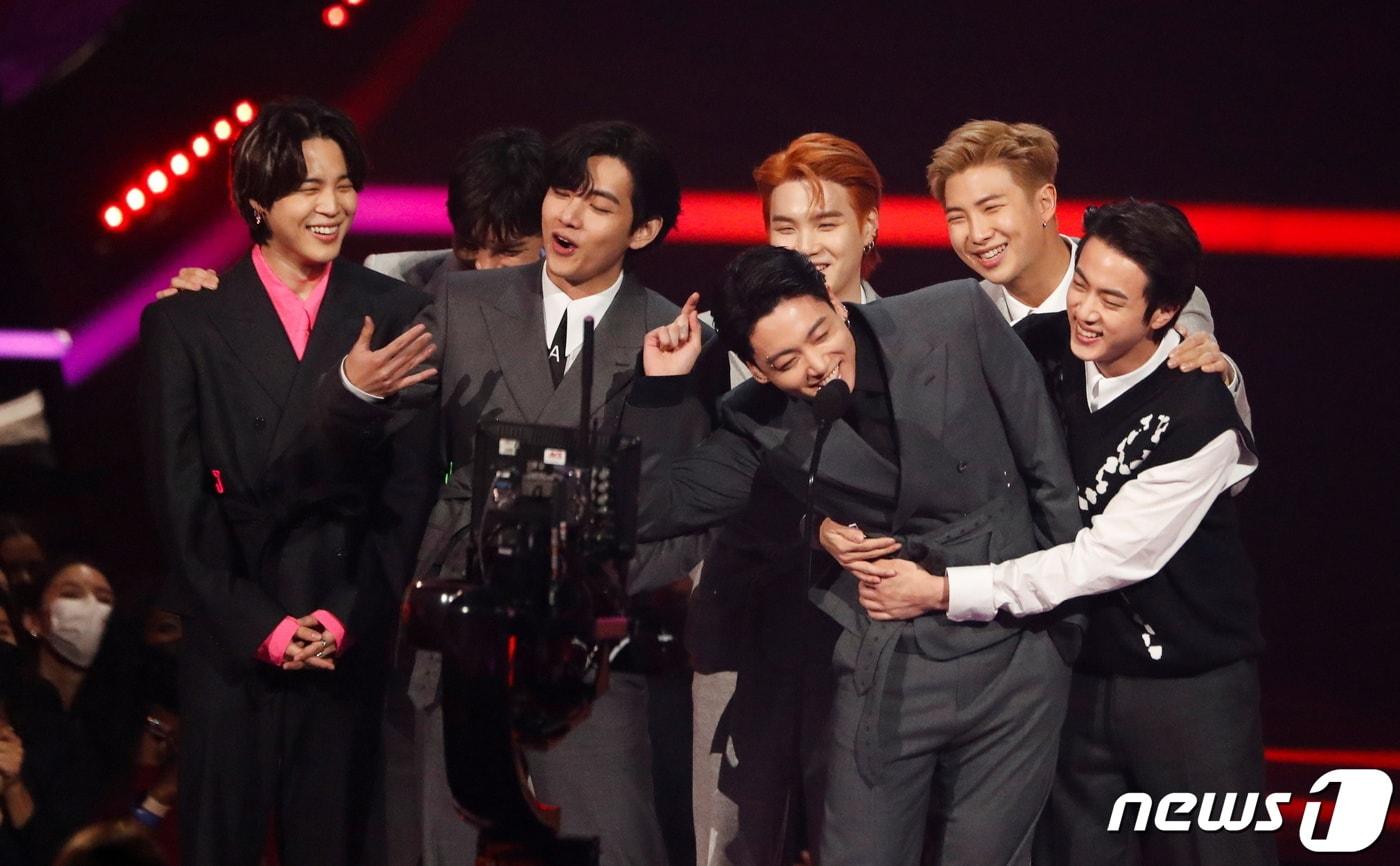 방탄소년단(BTS)이 21일(현지시간) 캘리포니아주 로스앤젤레스의 마이크로소프트 시어터에서 열린 아메리칸 뮤직 어워즈（AMA)서 아시아 가수로는 최초로 대상인 '아티스트 오브 더 이어' 를 받고 있다. ⓒ 로이터=뉴스1 ⓒ News1 우동명 기자