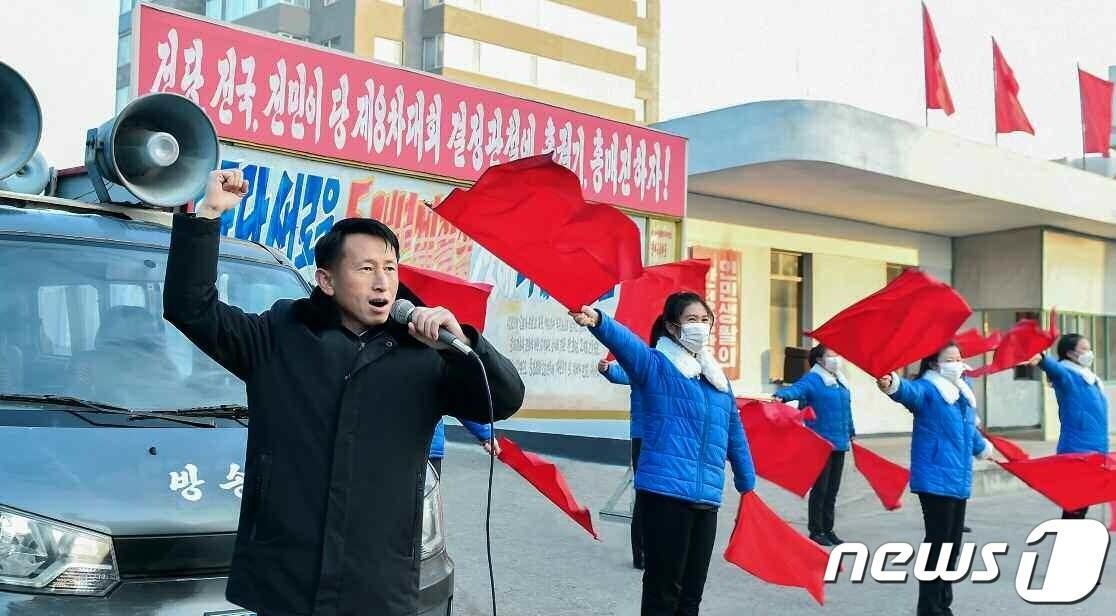 본문 이미지 - (평양 노동신문=뉴스1) = 북한 노동당 기관지 노동신문은 23일 제5차 3대혁명(사상·기술·문화) 선구자 대회에서 제시한 구호대로 "모든 혁명진지를 3대혁명화하자"며 각계의 각오와 결심을 전했다. 사진은 선전 활동으로 사상 분야에 힘을 쓰는 청진화학섬유공장. [국내에서만 사용가능. 재배포 금지. DB 금지. For Use Only in the Republic of Korea. Redistribution Prohibited] rodongphoto@news1.kr