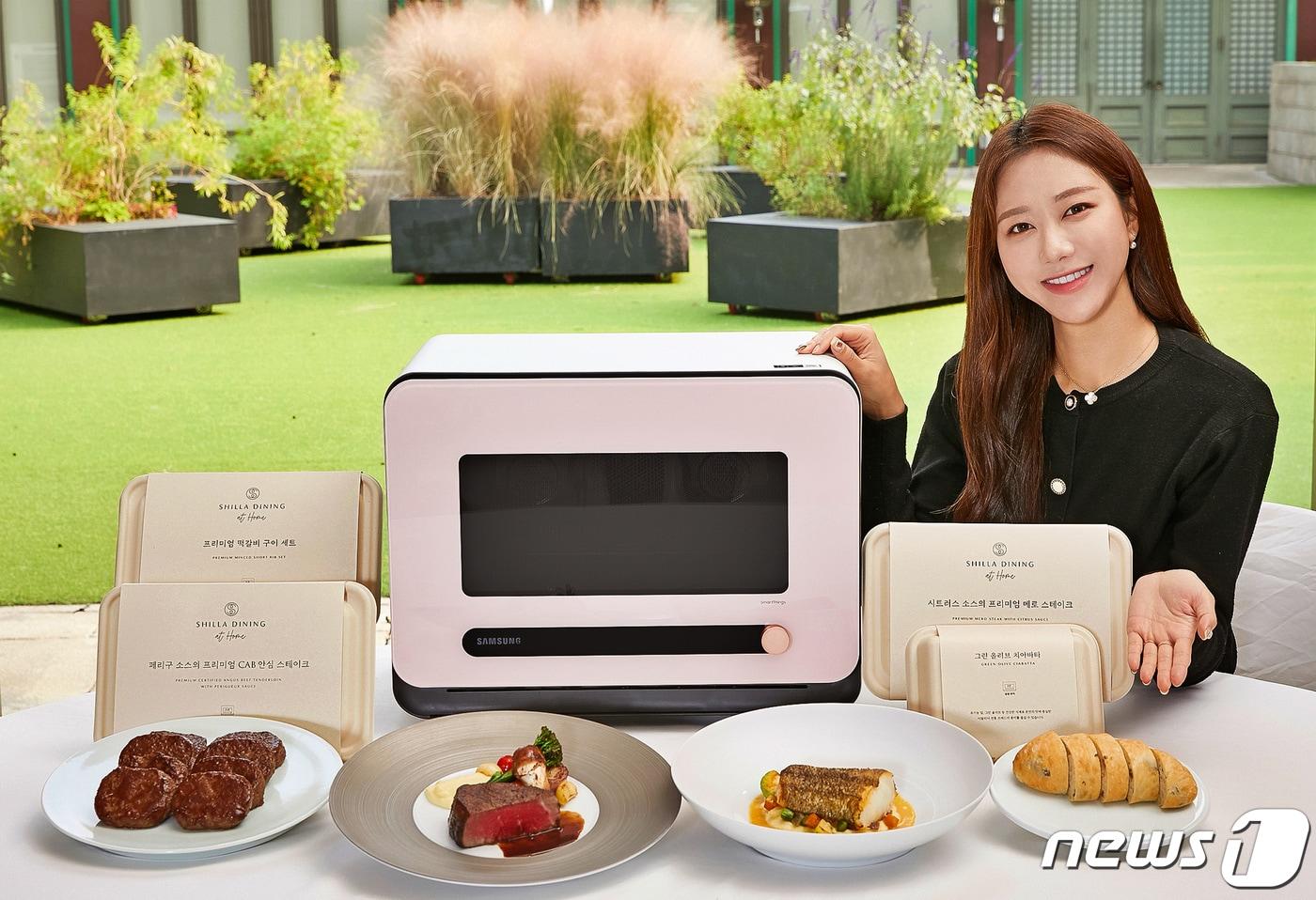 본문 이미지 - 삼성전자 모델이 서울신라호텔 영빈관 앞에서 신개념 조리기기 '비스포크 큐커'와 전용 밀키트 '신라 다이닝 앳 홈' 3종을 소개하고 있다. (삼성전자 제공) 2021.11.23/뉴스1 ⓒ News1 유승관 기자