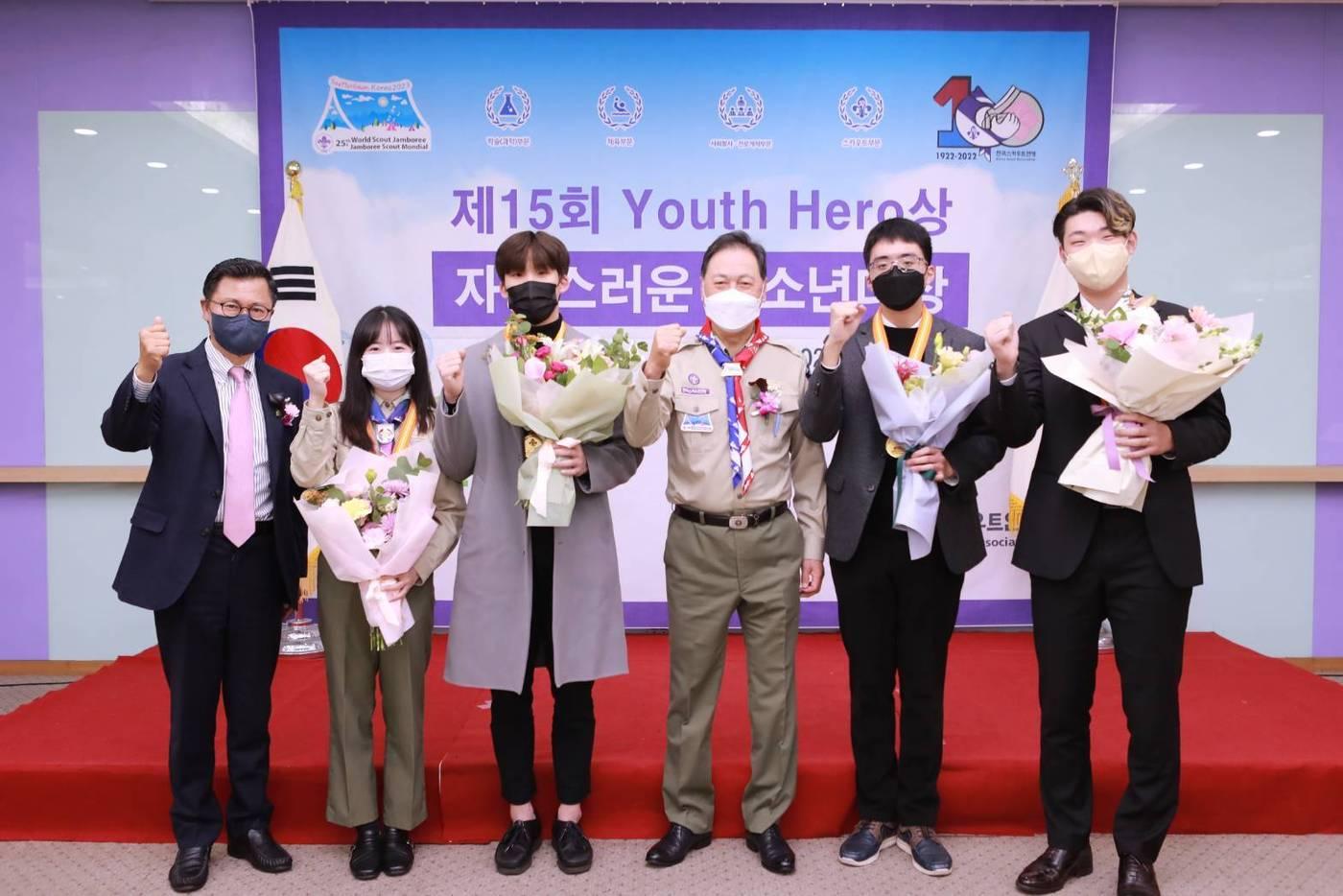 본문 이미지 - 조익성 동아오츠카 대표이사(왼쪽)와 강태선 한국스카우트연맹 총재(비와이엔블랙야크 회장)(왼쪽에서 네번째)가 2021 Youth Hero Prize 수상자들과 함께 기념 사진 촬영을 진행하고 있다.(동아오츠카 제공) ⓒ 뉴스1