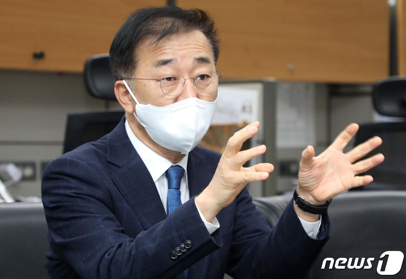 본문 이미지 - 김윤덕 더불어민주당 의원이 청와대 졸속 개방에 따른 훼손을 방지하기 위해 보존과 관리를 체계화하는 근거를 마련한 ‘청와대 보존, 관리 및 활용에 관한 특별법’을 대표발의 했다./뉴스1 ⓒ News1 유경석 기자