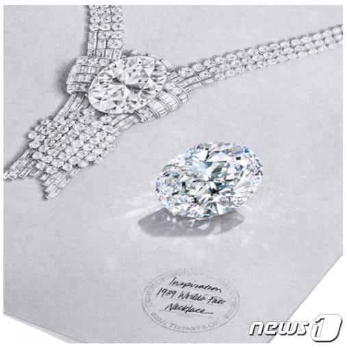 본문 이미지 - 럭셔리 주얼리 브랜드 '티파니'(Tiffany & Co.)가 21일(현지시간)역대 가장 비싼 제품을 선보였다. 사진은 이번에 공개된 '월드 페어 네클리스'(The World's Fair Necklace) (티파니 갈무리) ⓒ 뉴스1