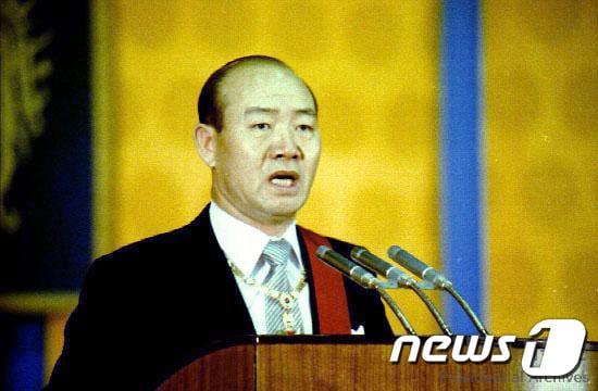 본문 이미지 - 제11·12대 대통령을 지난 전두환 전 대통령이 23일 사망했다. 향년 90세. 전두환 전 대통령이 1980년 제11대 대통령 취임식에서 취임사하는 모습. (대통령기록관 홈페이지 캡처) 2021.11.23/뉴스1