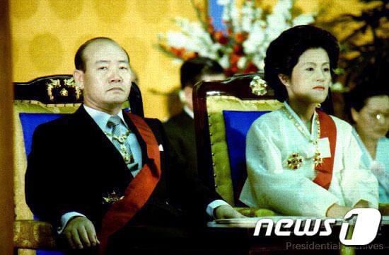 본문 이미지 - 전두환 전 대통령(왼쪽)과 부인 이순자씨. (대통령기록관 홈페이지 캡처) 2021.11.23/뉴스1