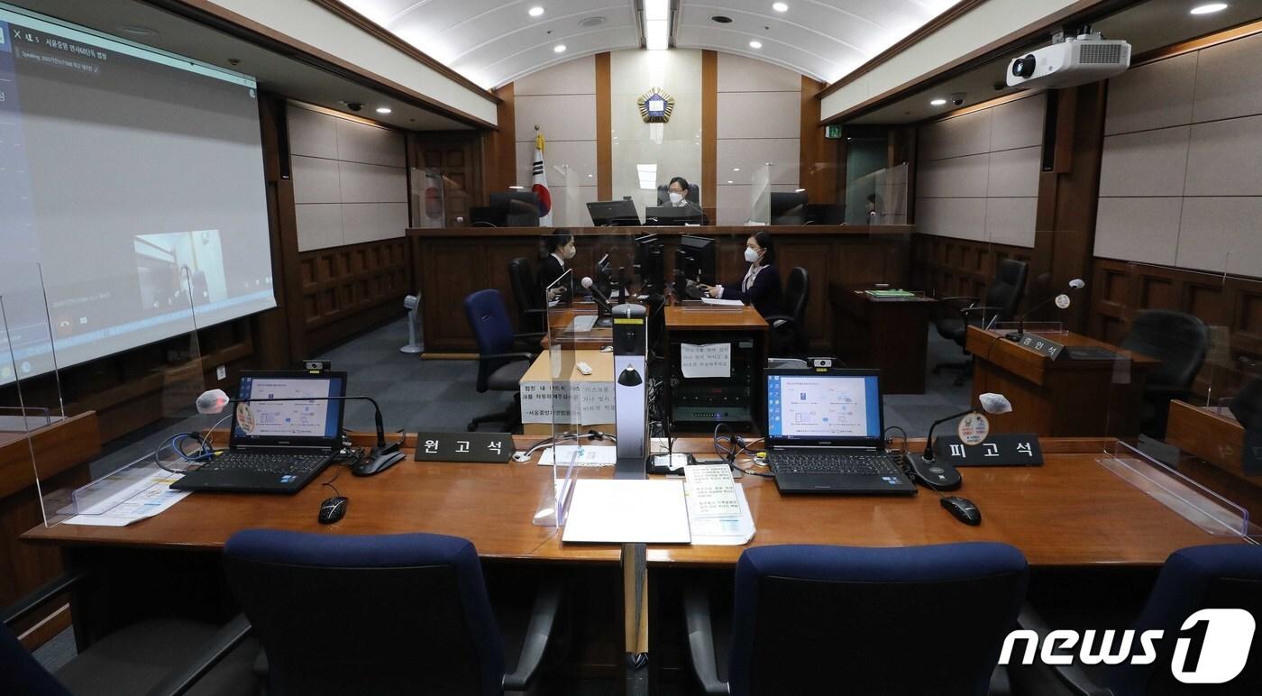 지난해 11월23일 서울 서초구 서울중앙지방법원에서 재판부가 민사 변론기일을 영상재판으로 진행하고 있다. (자료사진)2021.11.23/뉴스1 ⓒ News1 임세영 기자