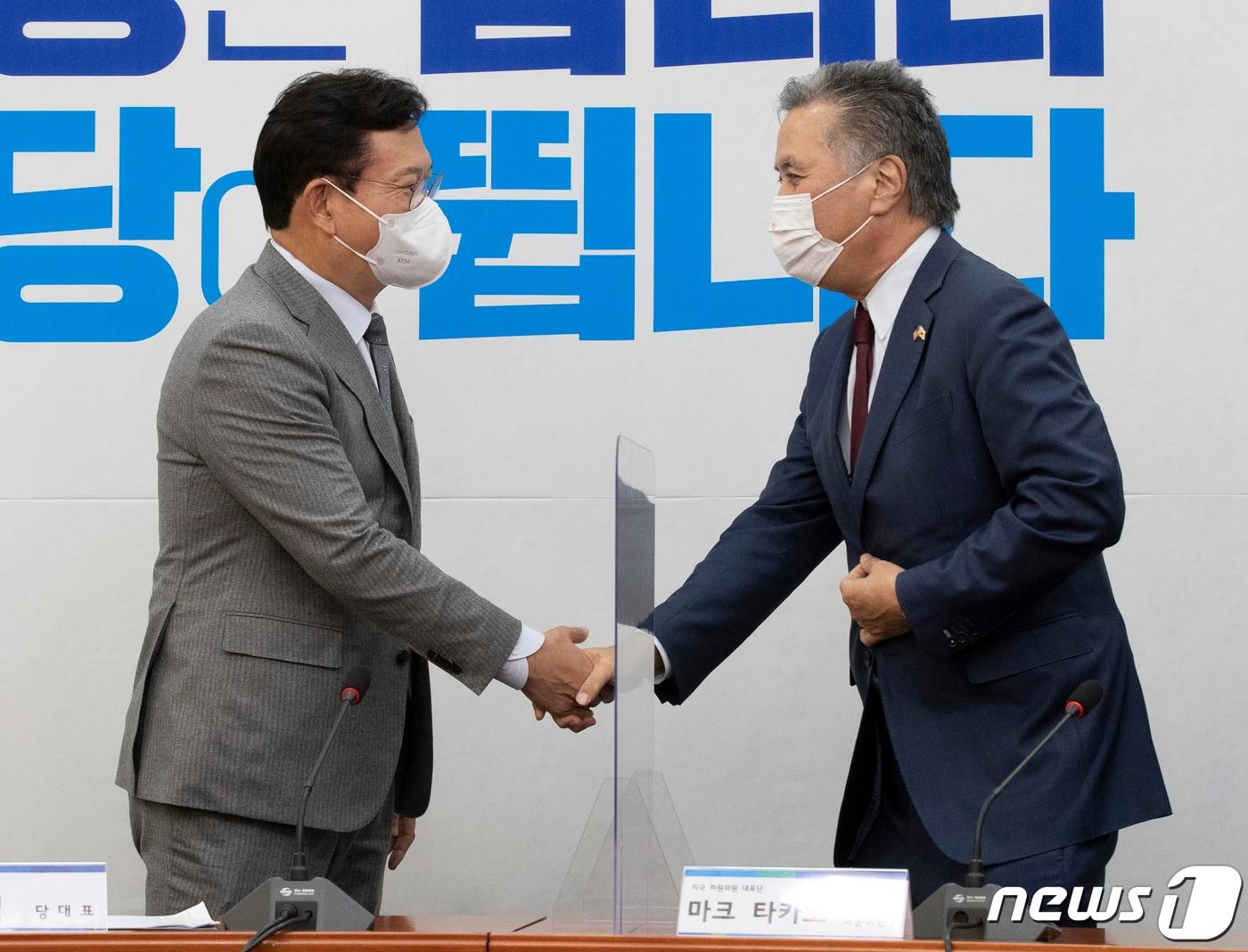 본문 이미지 - 송영길 더불어민주당 대표가 23일 오후 국회에서 미국 연방하원의원 대표단의 마크 타카노 보훈위원장을 접견하고 있다. 2021.11.23/뉴스1 ⓒ News1 구윤성 기자