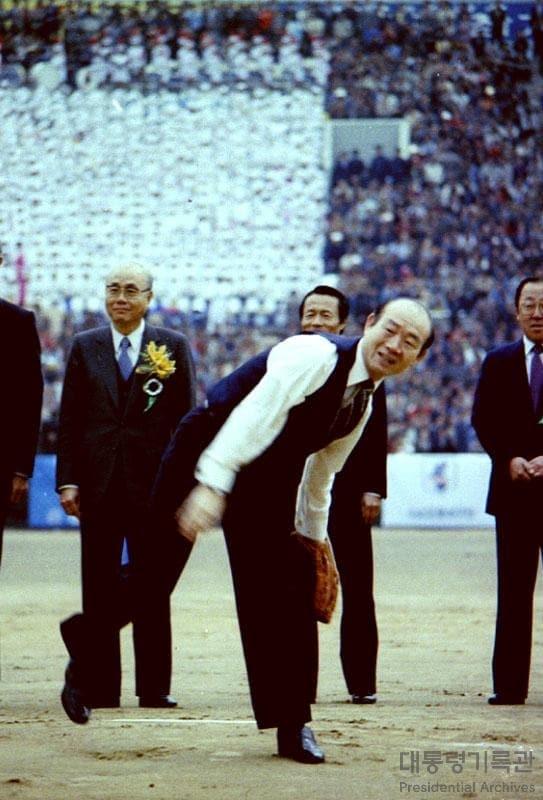 본문 이미지 - 프로야구 시구를 하는 전두환 전 대통령.(대통령기록관 제공) ⓒ 뉴스1