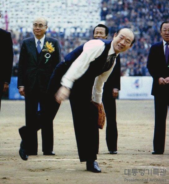 본문 이미지 - 프로야구 시구를 하는 전두환 전 대통령.(대통령기록관 제공) ⓒ 뉴스1