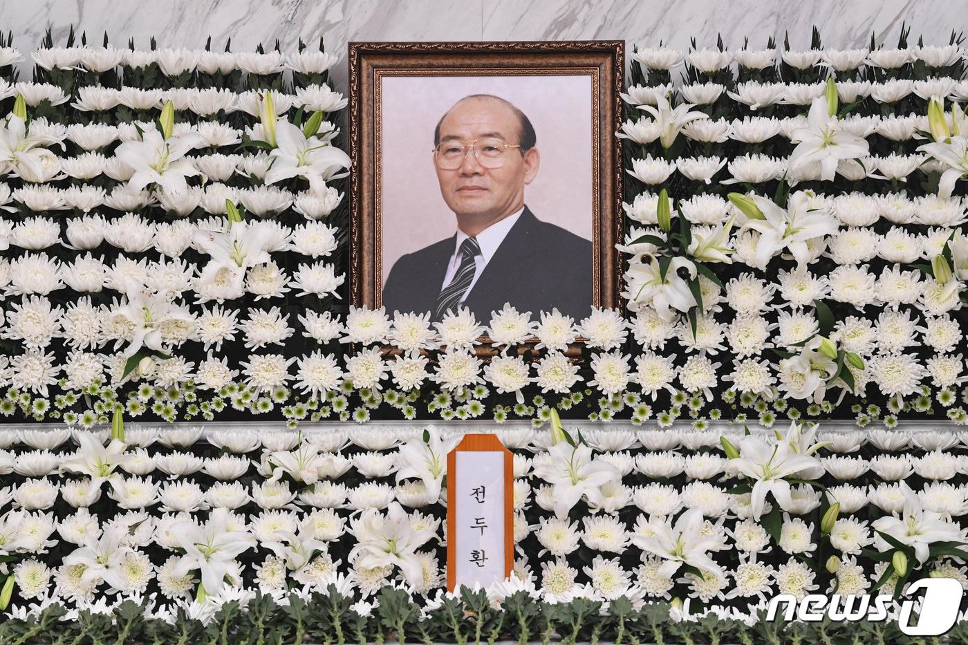 전두환 전 대통령이 향년 90세로 사망한 23일 서울 서대문구 세브란스병원 신촌장례식장에 마련된 빈소에서 조문객이 조문하고 있다. 2021.11.23/뉴스1 ⓒ News1 이성철 기자