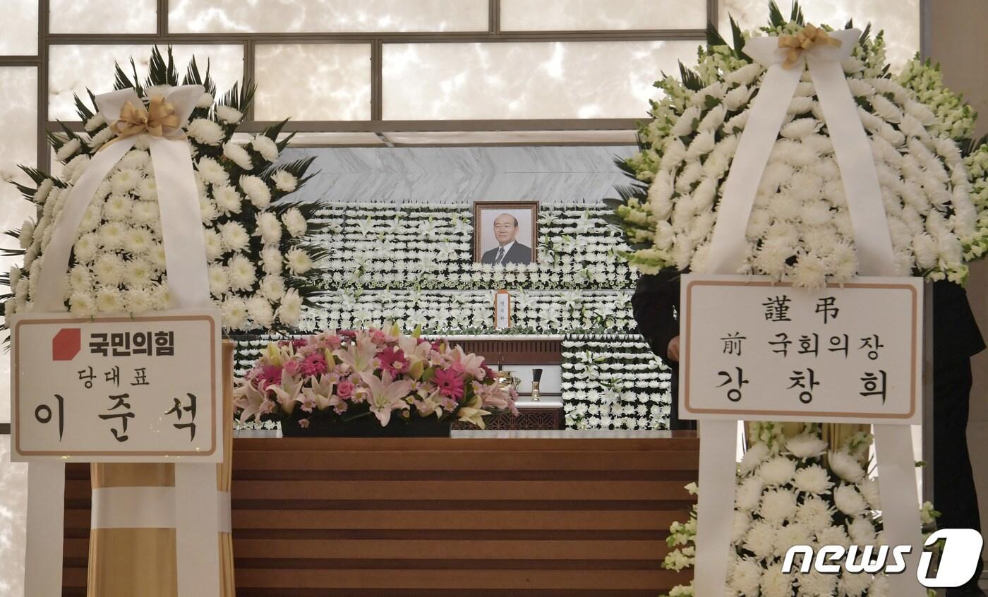 본문 이미지 - 23일 서울 서대문구 신촌세브란스병원 장례식장에 마련된 고 전두환 전 대통령 빈소에 이준석 국민의힘 대표와 강창희 전 국회의장의 근조화환이 놓여 있다. 2021.11.23/뉴스1 ⓒ News1 이성철 기자