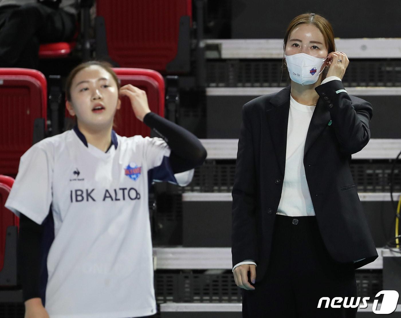 본문 이미지 - IBK기업은행 주전 세터와 코치의 팀 무단 이탈에 서남원 감독과 윤재섭 단장이 경질되는 등 진통을 겪고 있는 가운데 김사니 임시 감독대행이 23일 오후 인천 부평구 삼산월드체육관에서 열린 도드람 2021-2022 V리그 흥국생명과의 경기에 앞서 몸을 푸는 선수들을 지켜보고 있다. 2021.11.23/뉴스1 ⓒ News1 박정호 기자