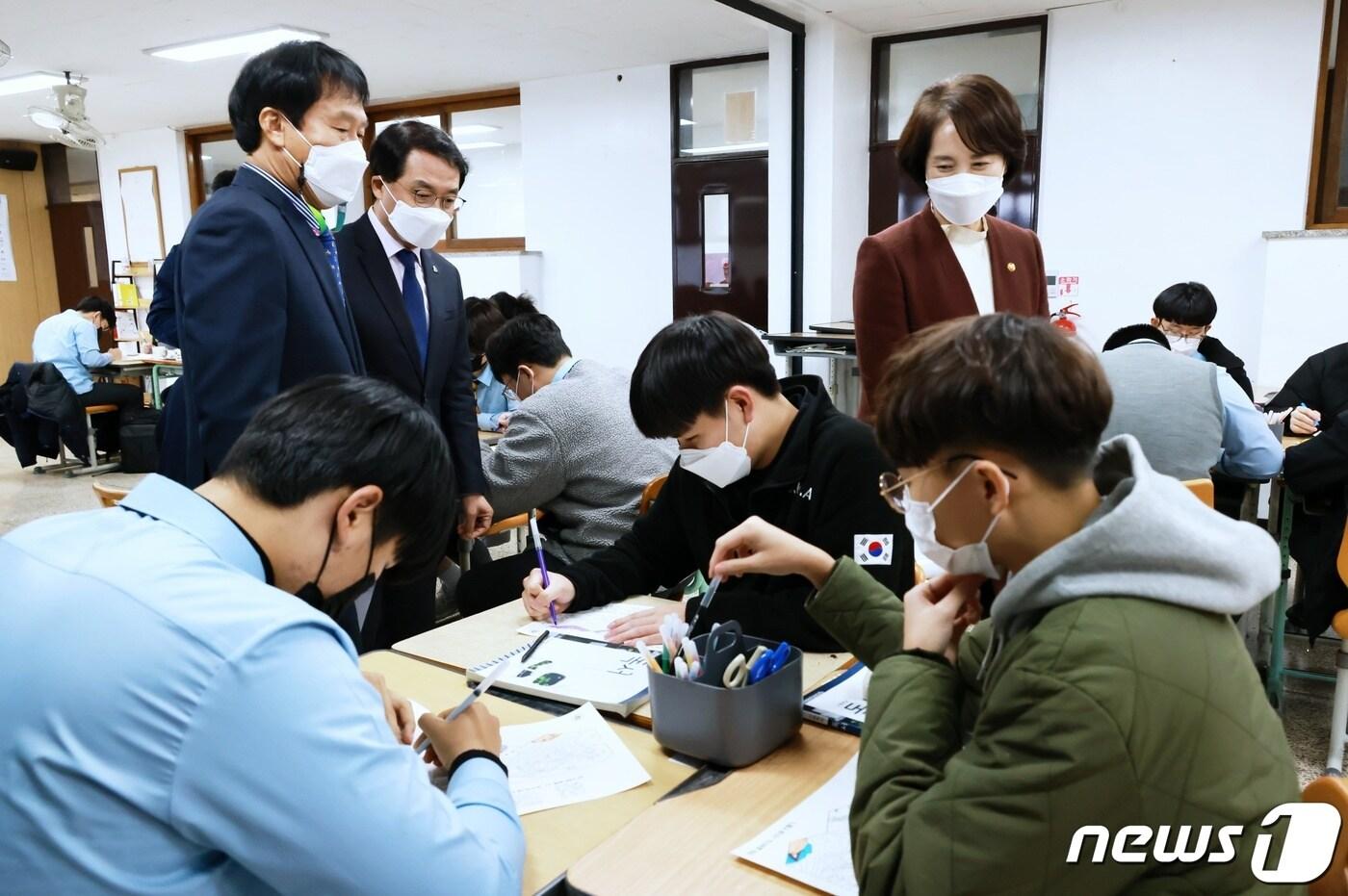 본문 이미지 - 고교학점제 선도학교인 전북 전주 완산고등학교를 찾은 유은혜 부총리 겸 교육부 장관. (교육부 제공) /뉴스1