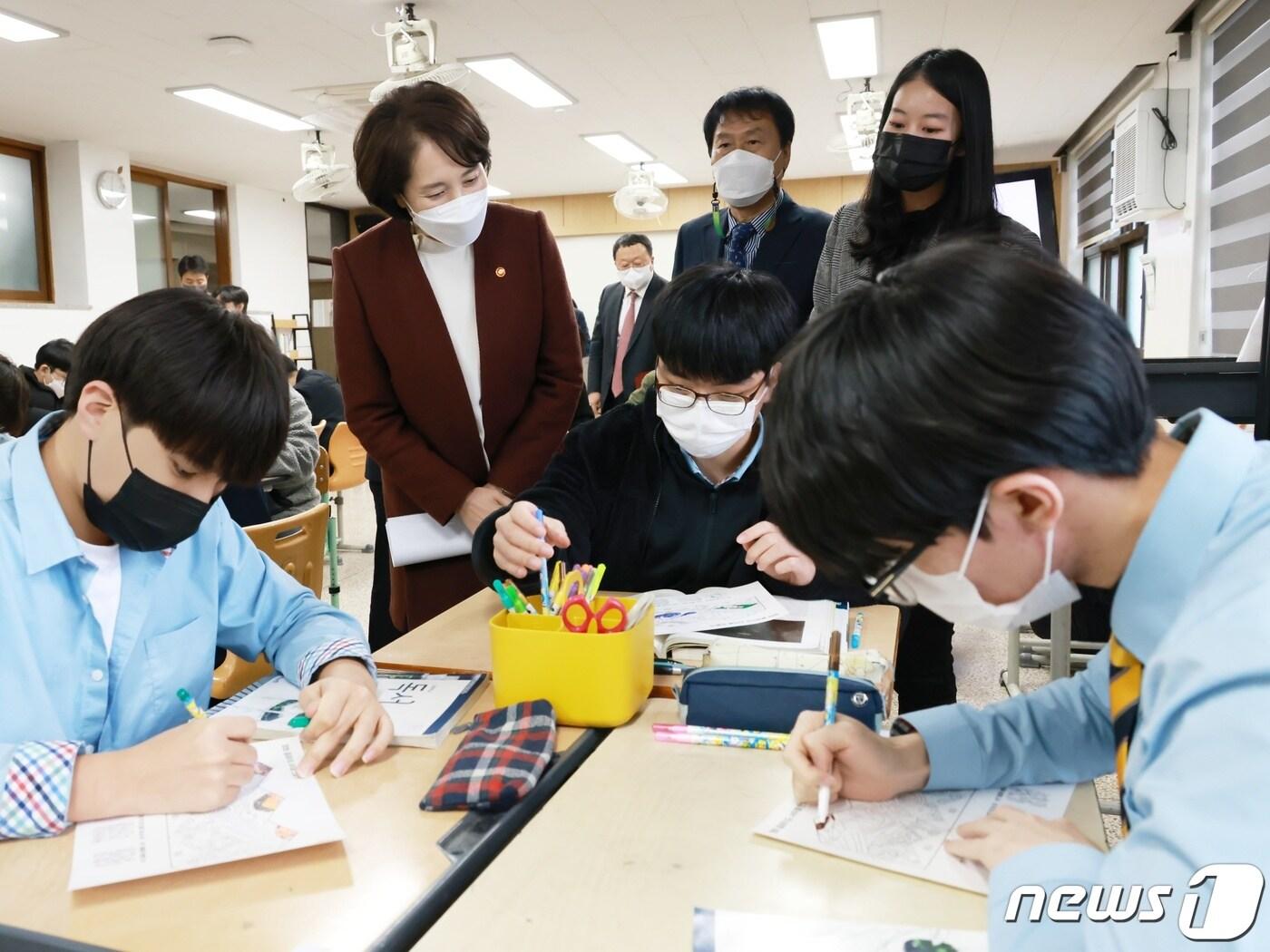 본문 이미지 - 유은혜 사회부총리 겸 교육부 장관이 고교학점제 선도학교인 전북 전주 완산고등학교를 찾아 현장을 둘러보고 있다.(교육부 제공) 2021.11.23/뉴스1
