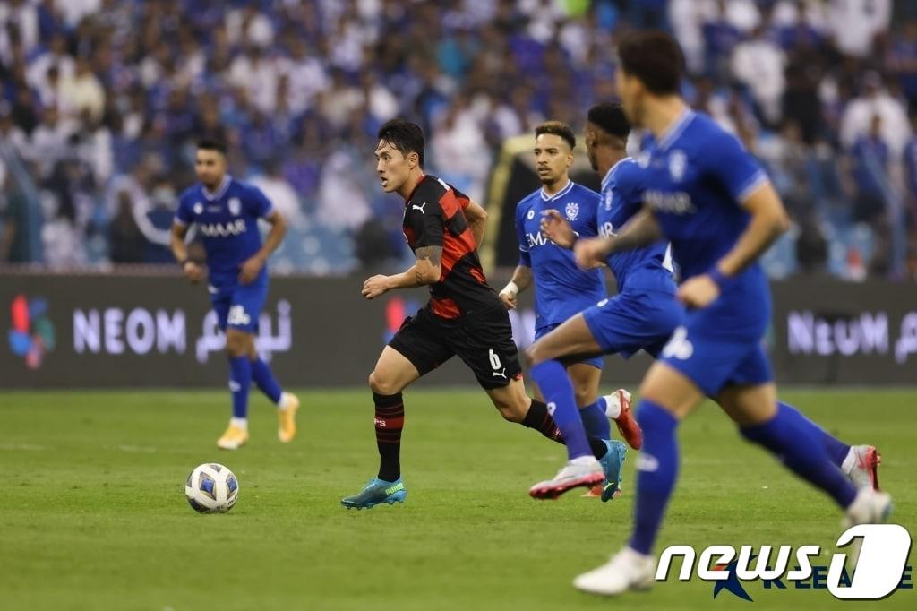 본문 이미지 - 24일 오전(한국시간) 사우디아라비아 리야드 킹 파드 인터내셔널 스타디움에서 열린 2021 아시아축구연맹(AFC) 챔피언스리그(ACL) 결승전 포항 스틸러스와 알힐랄(사우디)의 경기에서 포항 신진호가 드리블하고 있다.(한국프로축구연맹 제공) 2021.11.24/뉴스1