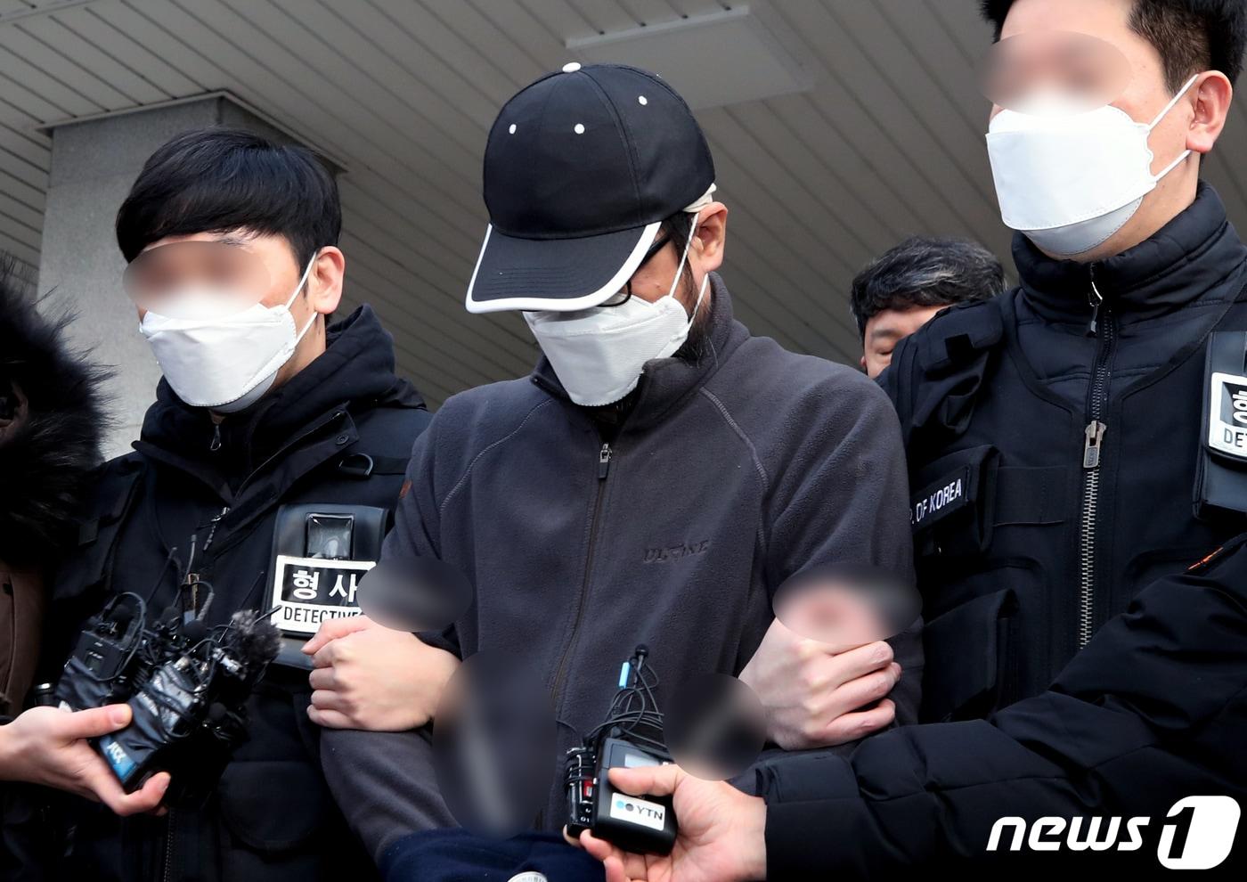 본문 이미지 - 층간 소음으로 갈등을 빚던 이웃 일가족에게 흉기를 휘둘러 구속된 A씨(40대)가 24일 오전 검찰 송치를 위해 인천 남동경찰서를 나서고 있다. 2021.11.24/뉴스1 ⓒ News1 정진욱 기자