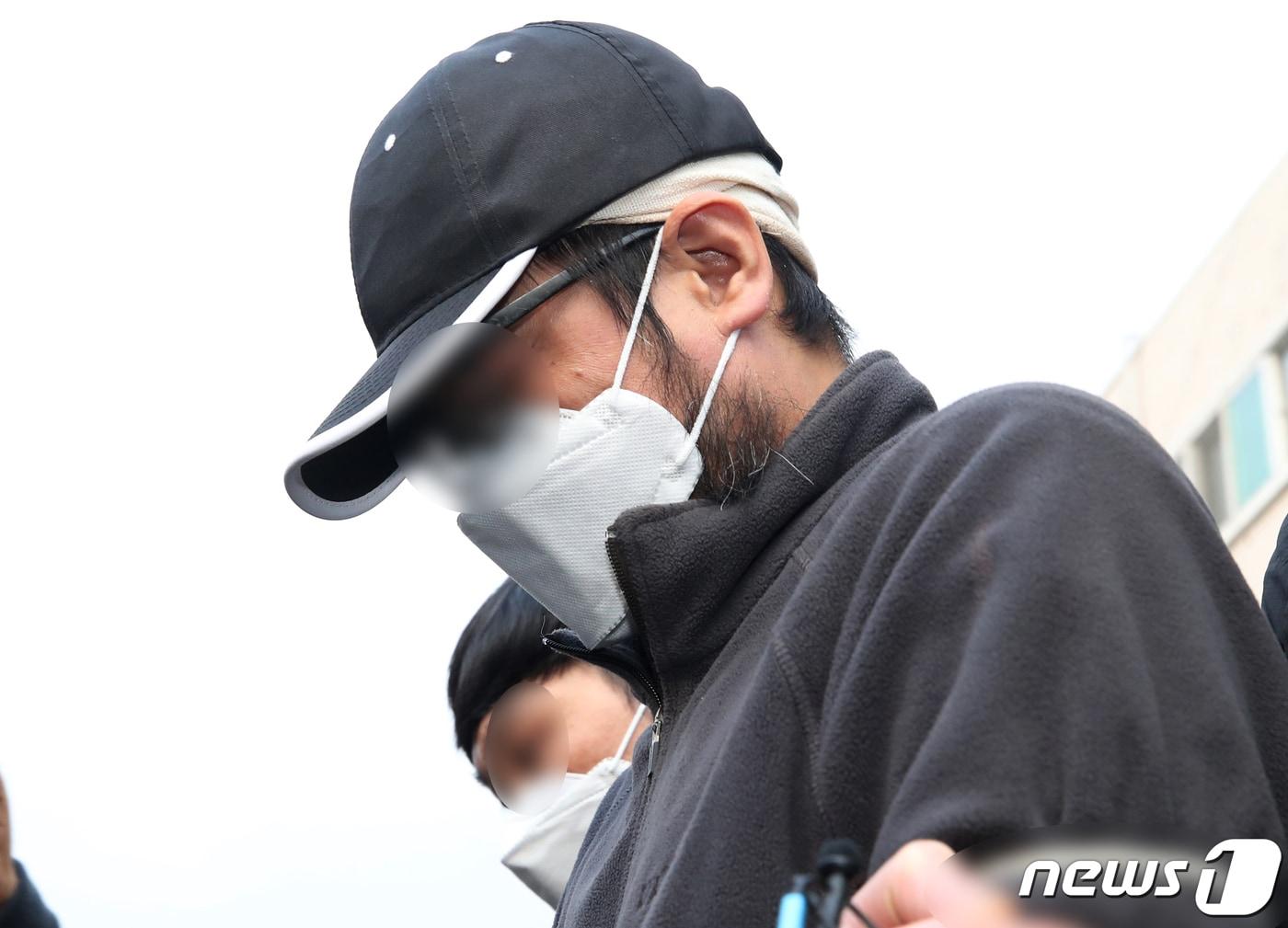 본문 이미지 - 층간 소음으로 갈등을 빚던 이웃 일가족에게 흉기를 휘둘러 구속된 A씨/뉴스1 ⓒ News1 정진욱 기자