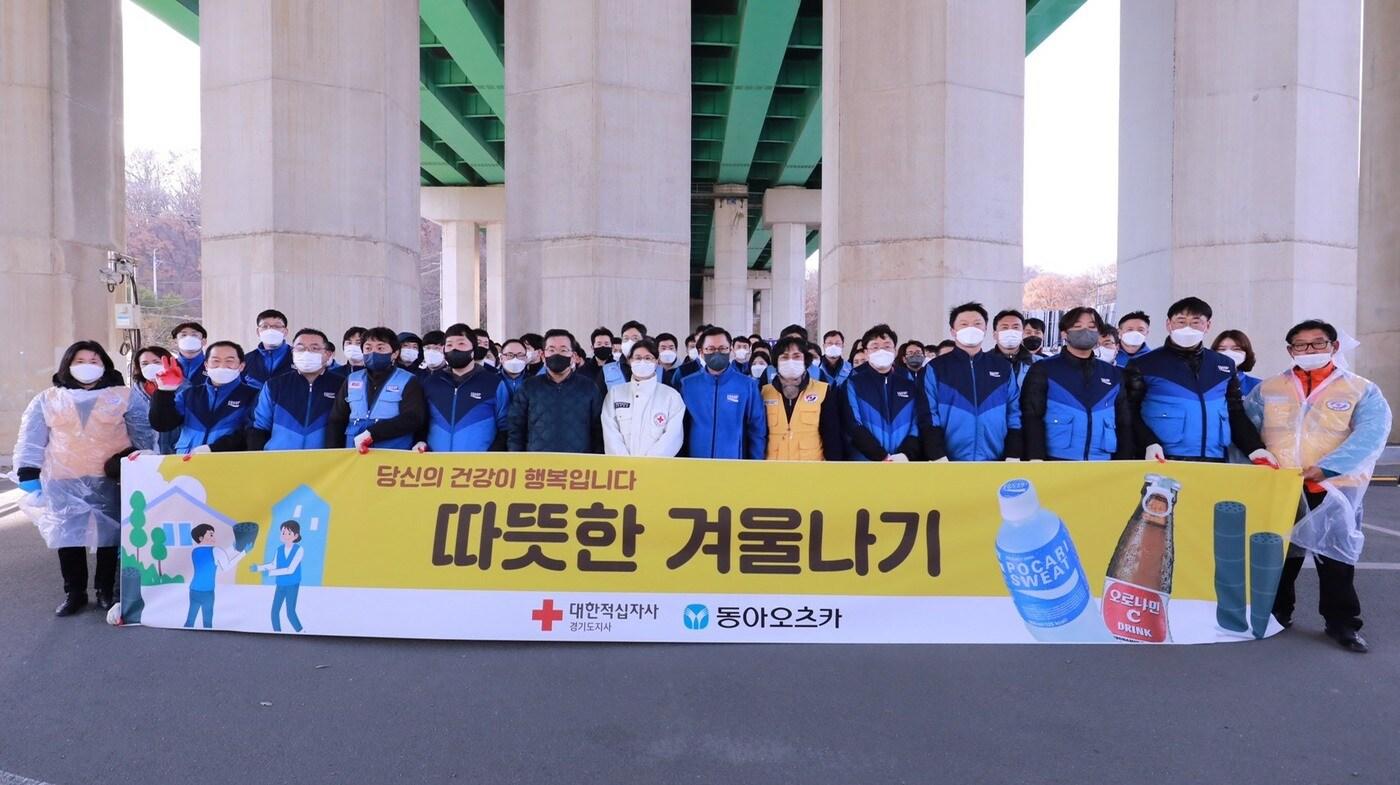 본문 이미지 - 동아오츠카는 지난 23일 안양시 만안구의 소외된 이웃들에게 연탄을 전달하는 '사랑의 이온데이' 봉사활동을 진행했다.(동아오츠카 제공) ⓒ 뉴스1