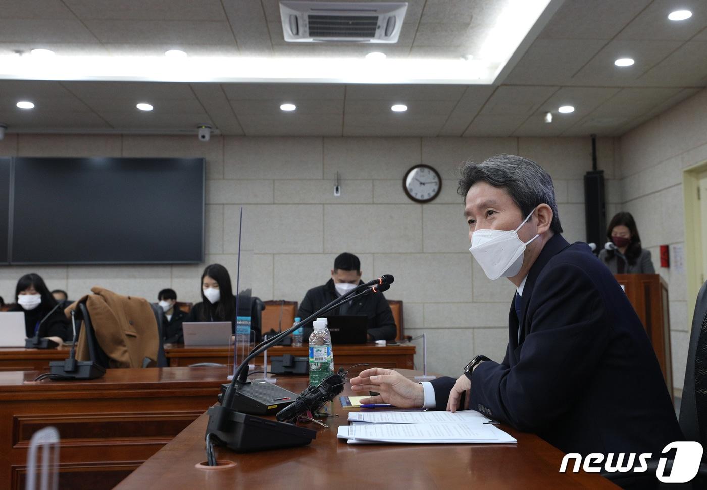 본문 이미지 - 이인영 통일부 장관이 24일 오전 서울 종로구 남북회담본부에서 열린 출입기자단 간담회에서 질문에 답변하고 있다. 2021.11.24/뉴스1 ⓒ News1 신웅수 기자