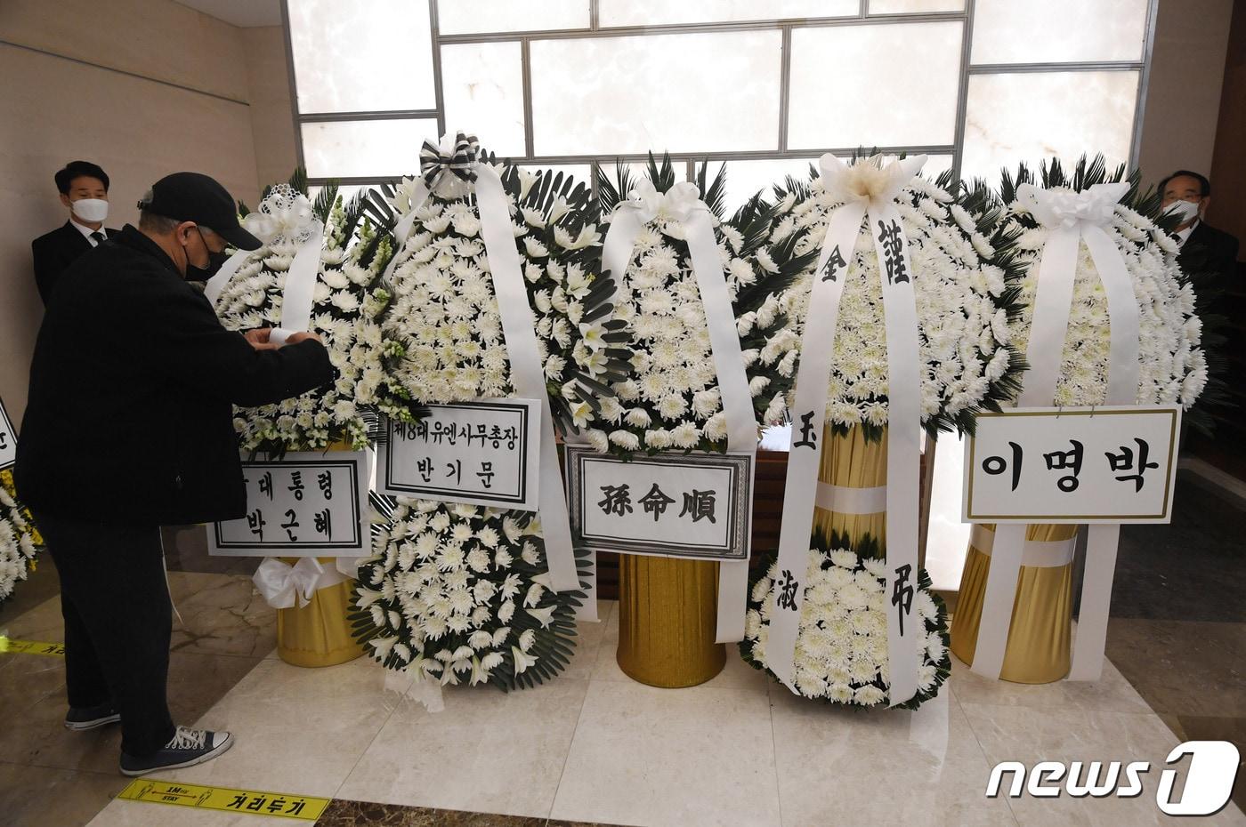 본문 이미지 - 24일 전두환 전 대통령의 빈소가 차려진 서울 서대문구 세브란스병원 신촌장례식장에서 박근혜 전 대통령의 근조화환이 도착하고 있다. 2021.11.24/뉴스1 ⓒ News1 이승배 기자