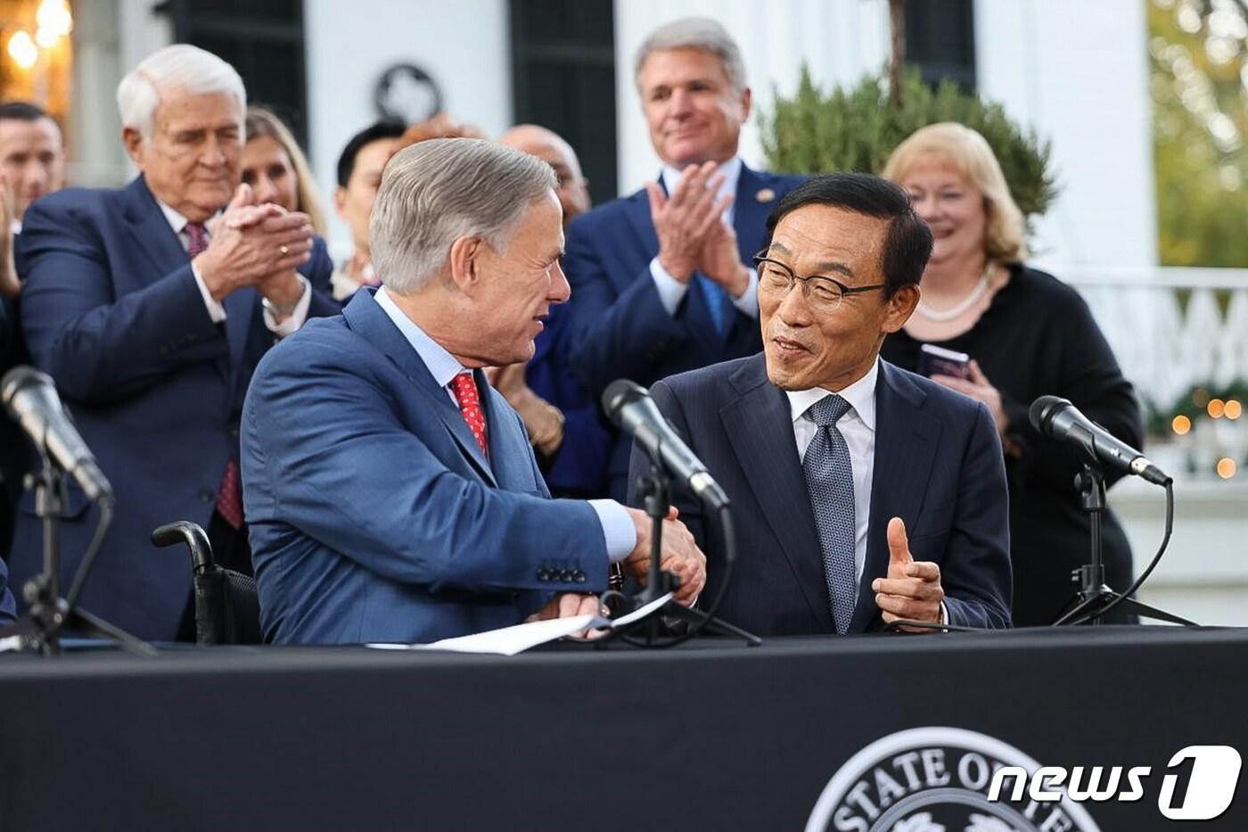 23일(현지시간) 미국 텍사스 주지사 관저에서 그랙 애벗 텍사스 주지사(왼쪽), 김기남 삼성전자 부회장이 기자회견을 열고 삼성전자의 미국 내 신규 파운드리 반도체 생산라인 건설 부지로 텍사스주 테일러시를 최종 선정했다고 밝힌 후 악수하고있다. (그랙 애벗 텍사스 주지사 트위터) 2021.11.24/뉴스1 ⓒ News1 유승관 기자