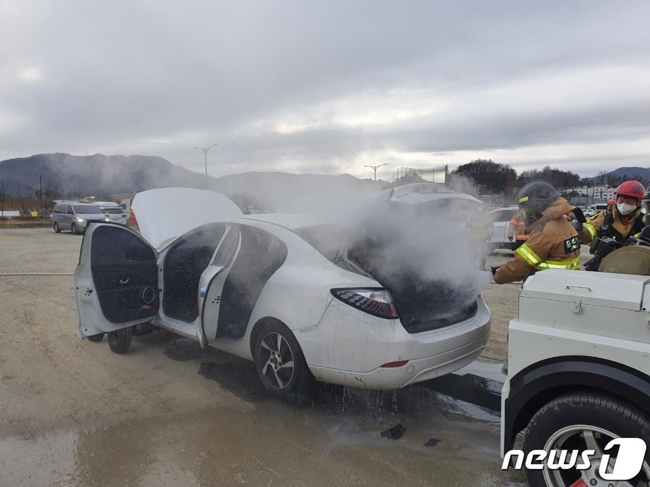 본문 이미지 - 24일 오전 7시58분쯤 충북 충주시 호암동의 한 아파트 지하주차장에서 충전 중이던 전기차가 불이 나 소방서 추산 1200만원의 재산피해가 났다. 사진은 불이난 전기차 모습.&#40;충주소방서 제공&#41;2021.11.24/ⓒ 뉴스1