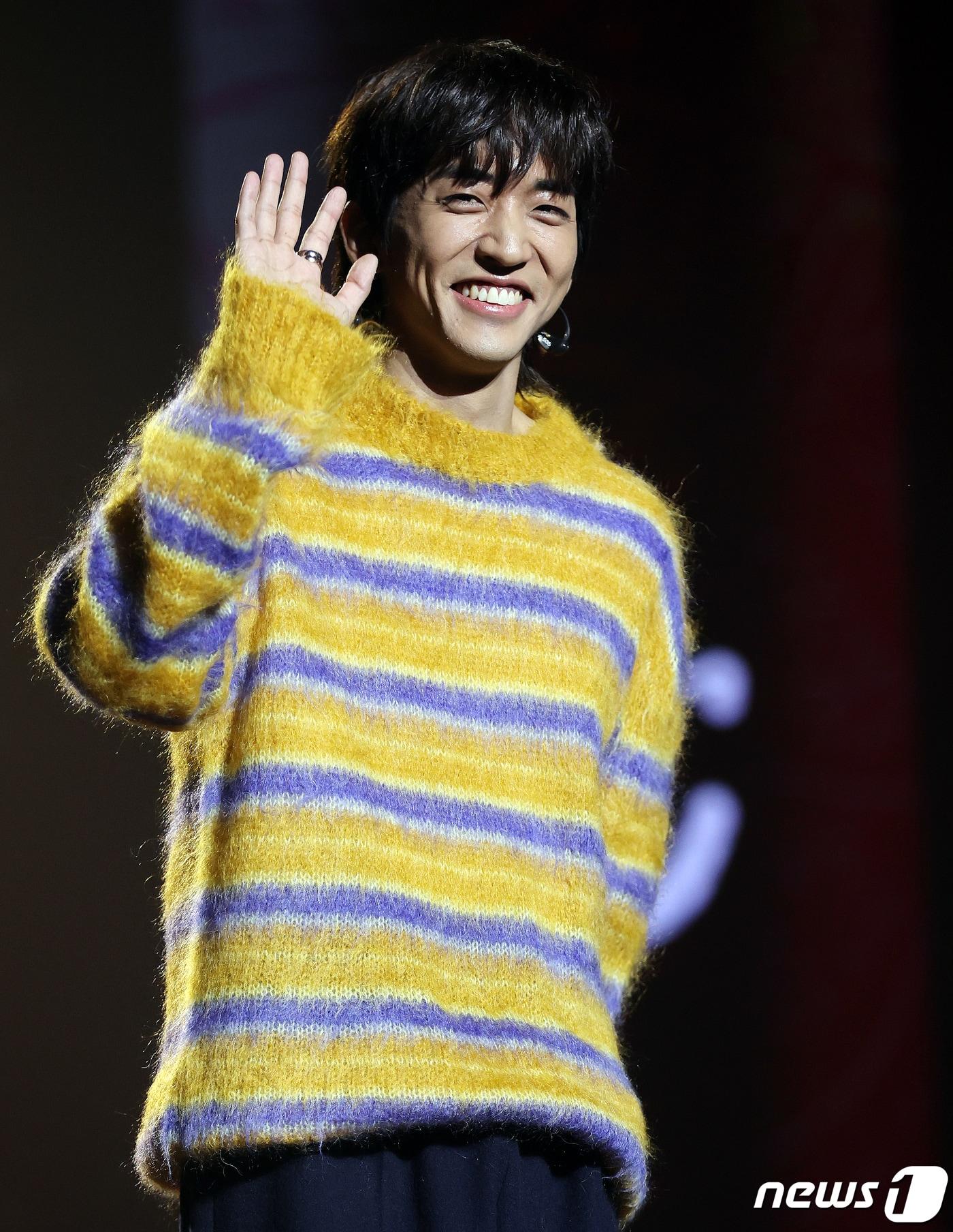 본문 이미지 - 가수 이승윤이 24일 서울 용산구 노들섬 라이브하우스에서 열린 첫 정규앨범 ‘폐허가 된다 해도’ 발매 기념 쇼케이스에서 포토타임을 갖고 있다. '폐허가 된다 해도'는 반복되는 허무와 희망과 좌절과 용기의 뒤엉킴 속에서, 그럼에도 불구하고 우리를 살게 하는 것들에 관해 담았다. 2021.11.24/뉴스1 ⓒ News1 김진환 기자