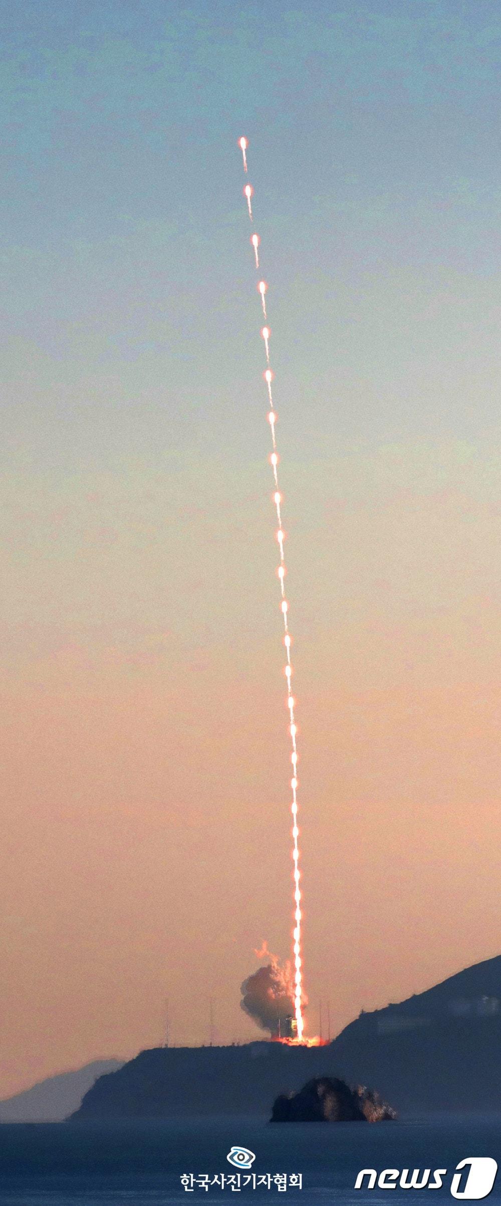 본문 이미지 - 한국사진기자협회 제226회 이달의보도사진상 뉴스 부문 최우수상 수상한 뉴스1 조태형 기자의 '우주를 향해' ⓒ 뉴스1