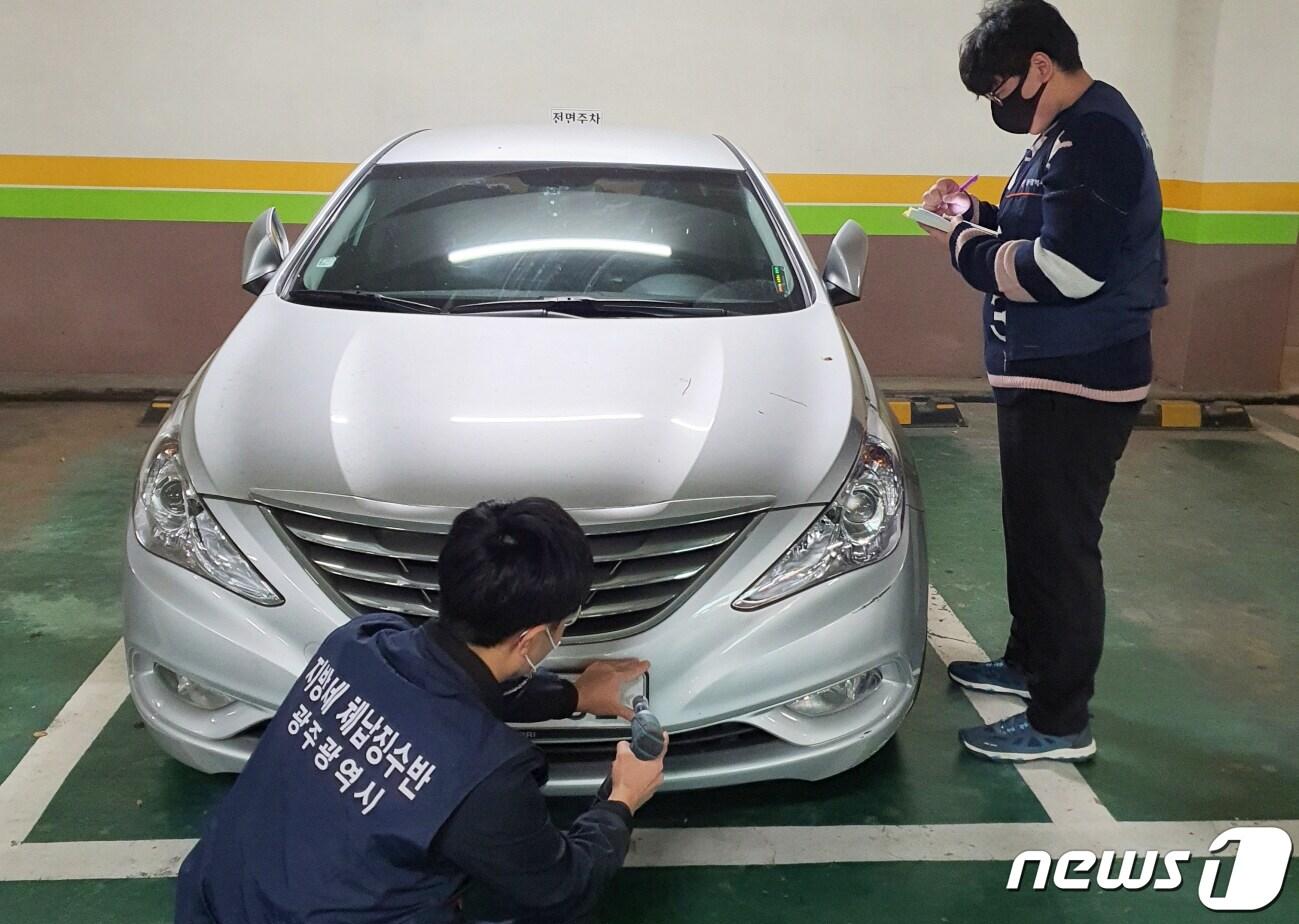 본문 이미지 - 광주시 지방세 체납징수반이 자동차세 상습 체납차량을 적발해 번호판을 영치하고 있다.ⓒ News1 