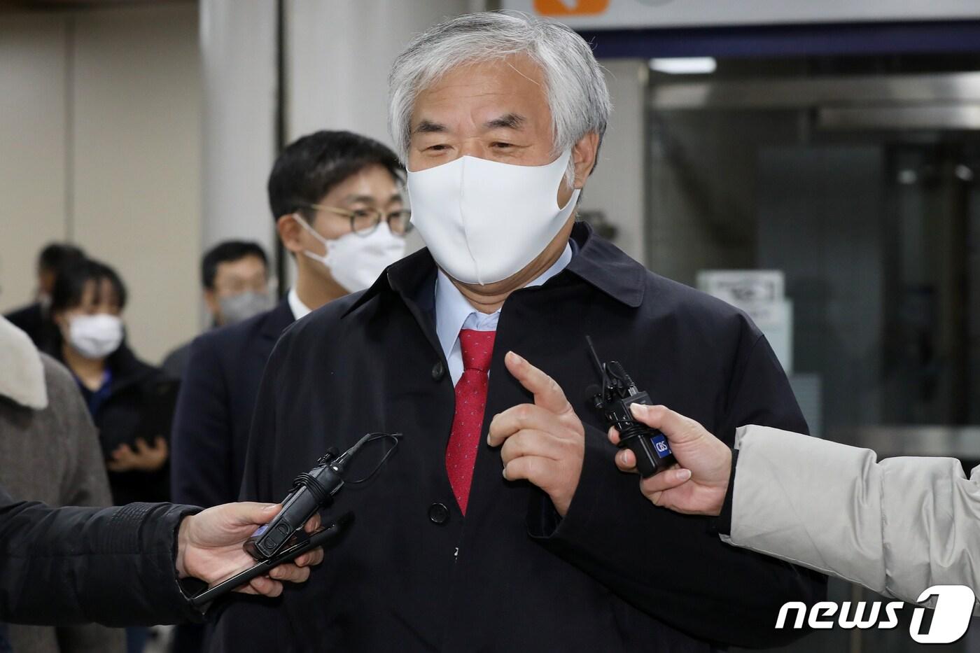 본문 이미지 - 전광훈 사랑제일교회 담임 사가 지난해 11월 서울 서초구 서울고등법원에서 열린 항소심에서도 무죄를 선고 받은 뒤 취재진의 질문에 답하고 있다. 2021.11.24.뉴스1 ⓒ News1 민경석 기자