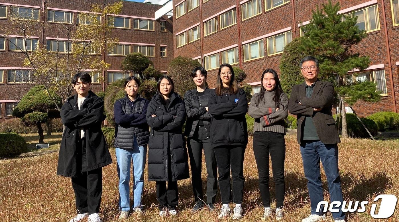 본문 이미지 -  24일 3D프린팅 산업발전에 이바지한 공로로 24일 과학기술정보통신부 장관 표창장을 받은 이인환 충북대 기계공학부 교수(오른쪽)가 실험실 연구원들과 기념촬영을 했다.ⓒ 뉴스1