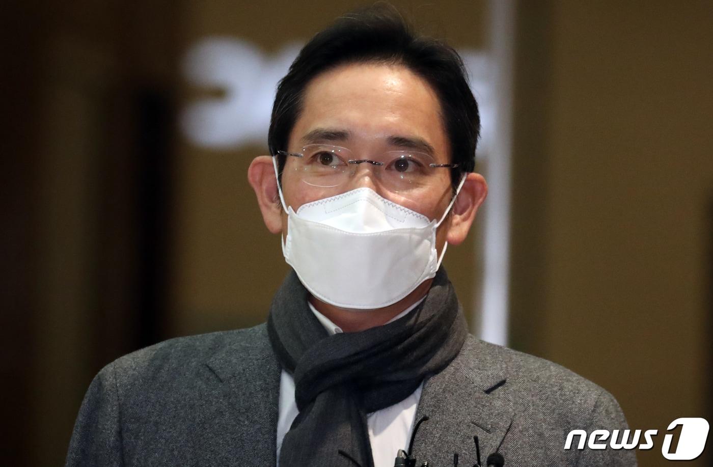 이재용 삼성전자 부회장이 지난 24일 서울 강서구 김포공항 서울김포비즈니스항공센터를 통해 귀국하고 있다. 2021.11.24/뉴스1 ⓒ News1 김명섭 기자