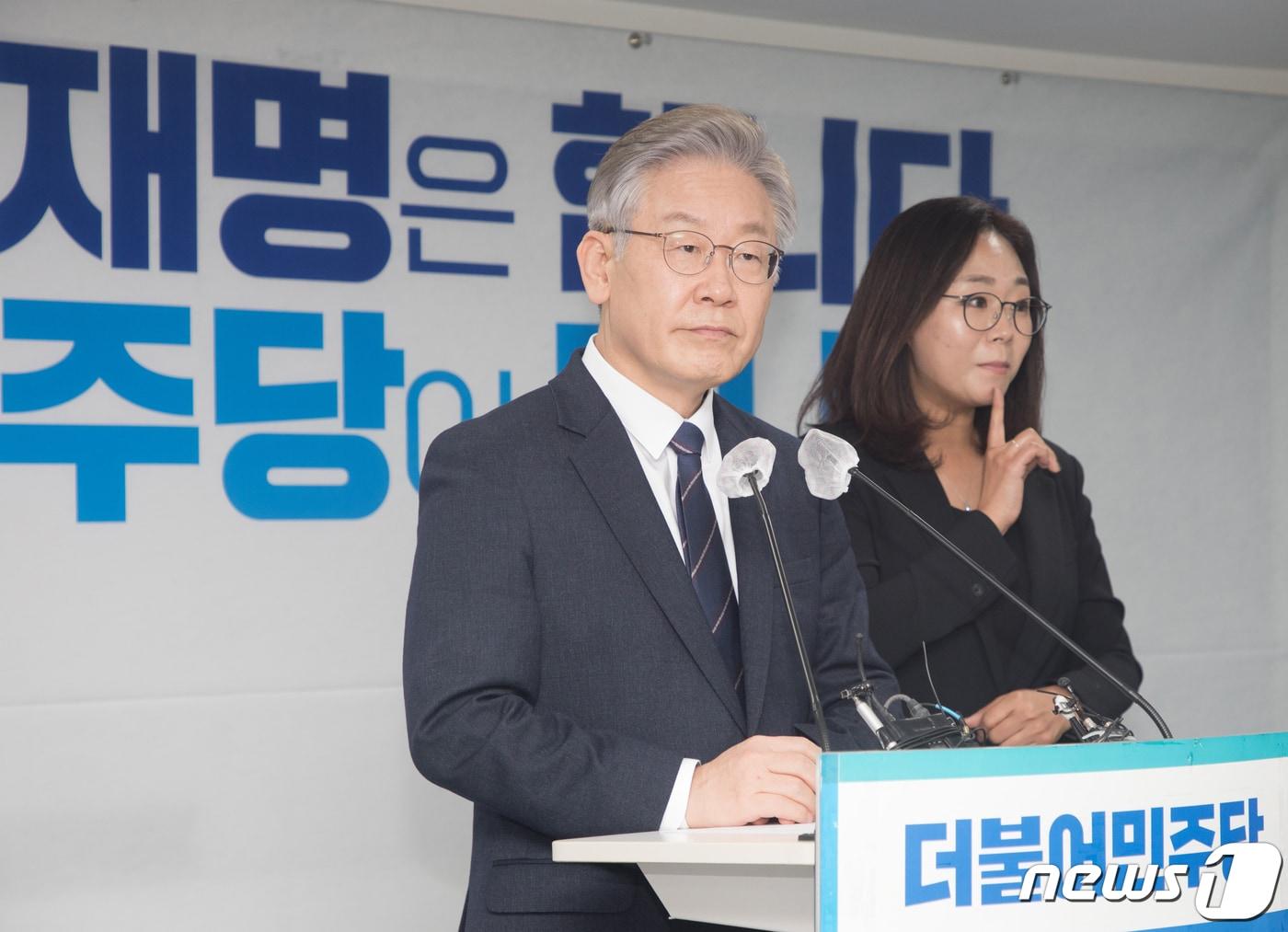 본문 이미지 - 이재명 더불어민주당 대선 후보가 24일 서울 여의도 더불어민주당사에서 열린 주요 당직자 일괄 사퇴 관련 기자간담회에서 질문에 답하고 있다. 2021.11.24/뉴스1 ⓒ News1 오대일 기자