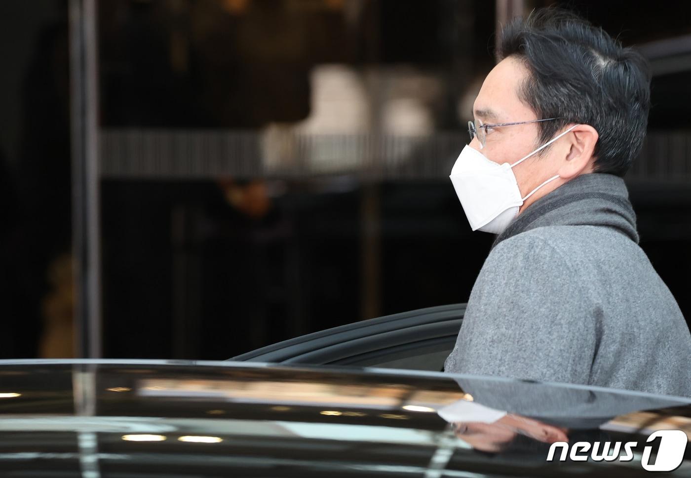 본문 이미지 - 이재용 삼성전자 부회장이 지난해 11월 미국 출장 후 서울 강서구 김포공항 서울김포비즈니스항공센터를 통해 귀국하고 있다. 2021.11.24/뉴스1 ⓒ News1 김명섭 기자