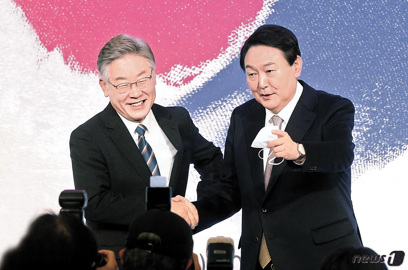 본문 이미지 - 이재명 더불어민주당 대선 후보와 윤석열 국민의힘 대선 후보가 지난 24일 오전 서울 종로구 포시즌스 호텔에서 중앙일보 주최로 열린 ‘2021 중앙포럼’에 참석해 기념촬영을 하고 있다. 2021.11.24/뉴스1 ⓒ News1 국회사진취재단