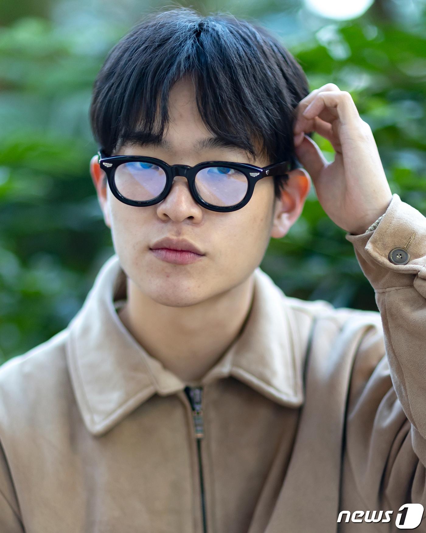 본문 이미지 - 제32회 유재하음악경연대회에서 대상을 수상한 가수 김승주가 뉴스1과 인터뷰에 앞서 포즈를 취하고 있다. /뉴스1 ⓒ News1 김진환 기자